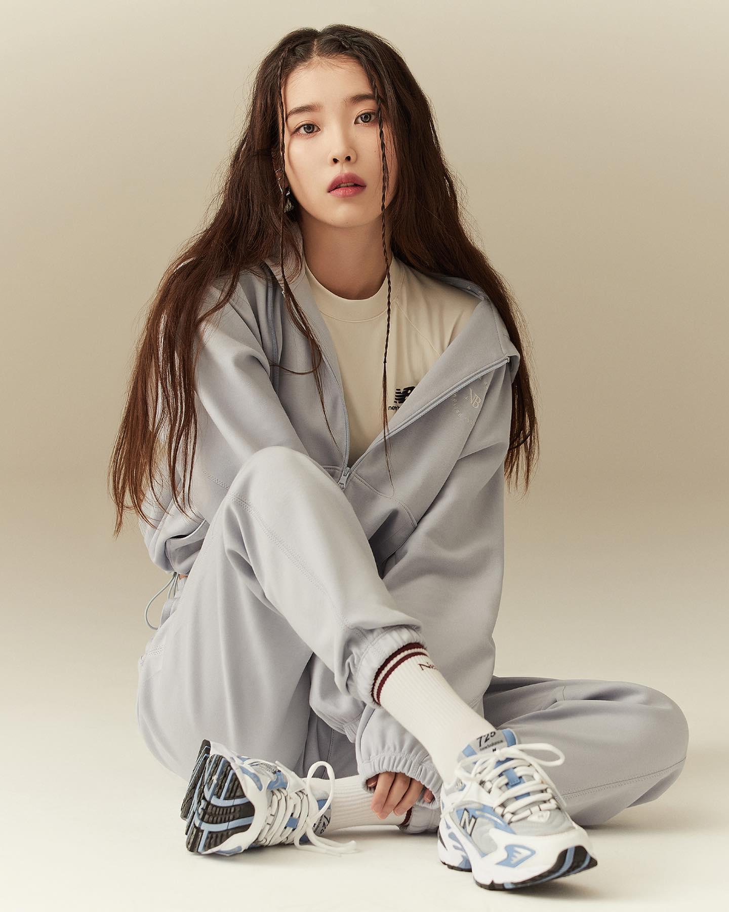 이제 뉴발하면💙🤍아이유 언니 이미지