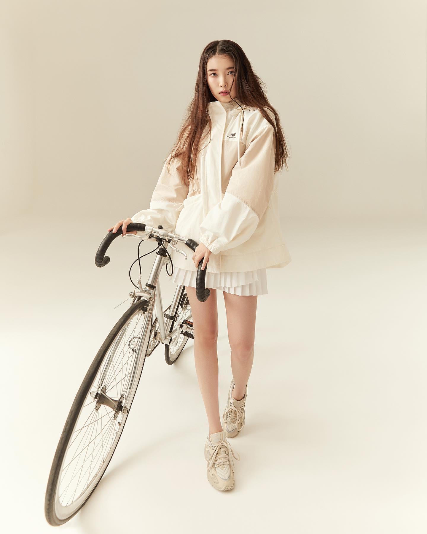 이제 뉴발하면💙🤍아이유 언니 이미지2