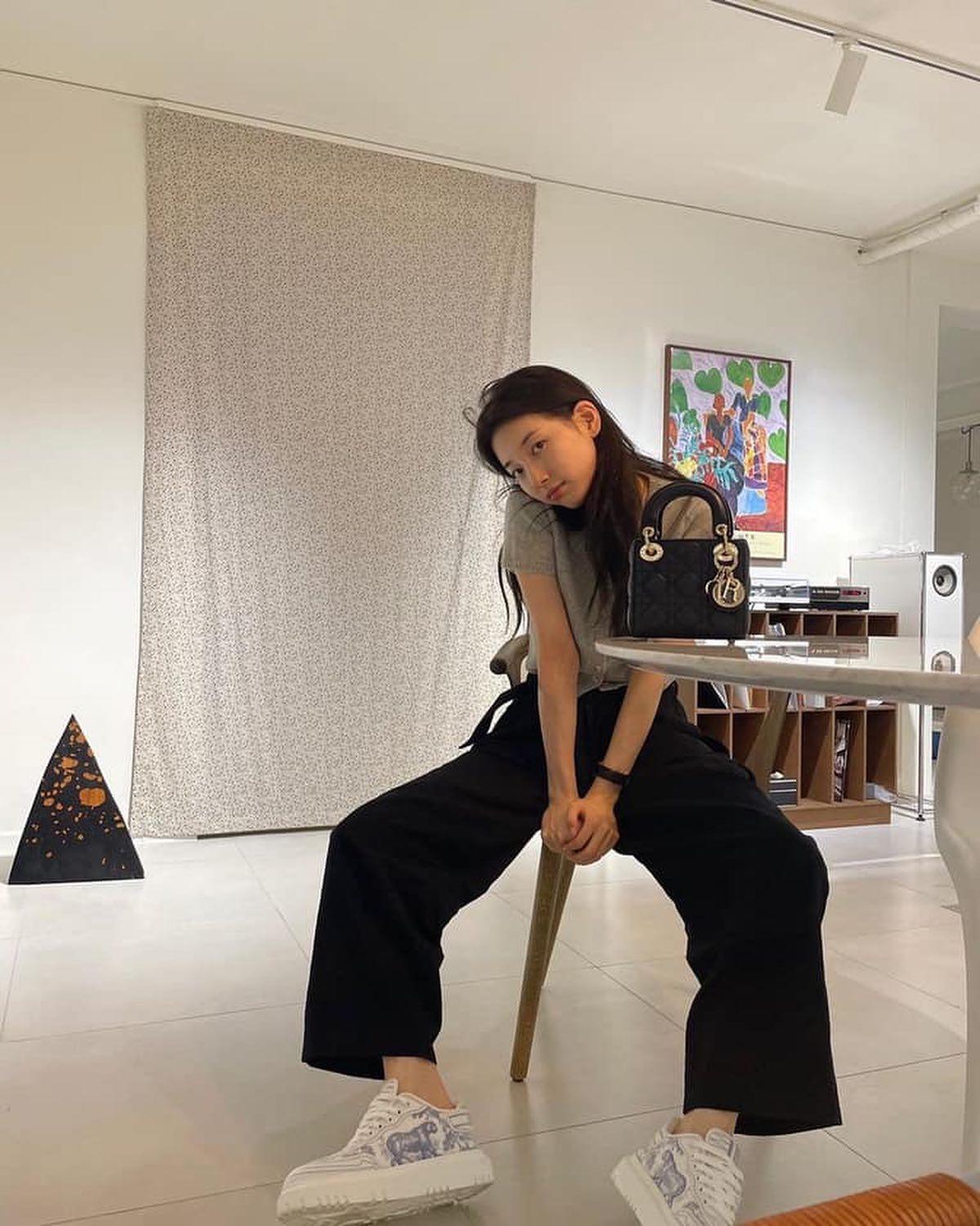 수지 이즈 뭔들💗🤍 이미지1