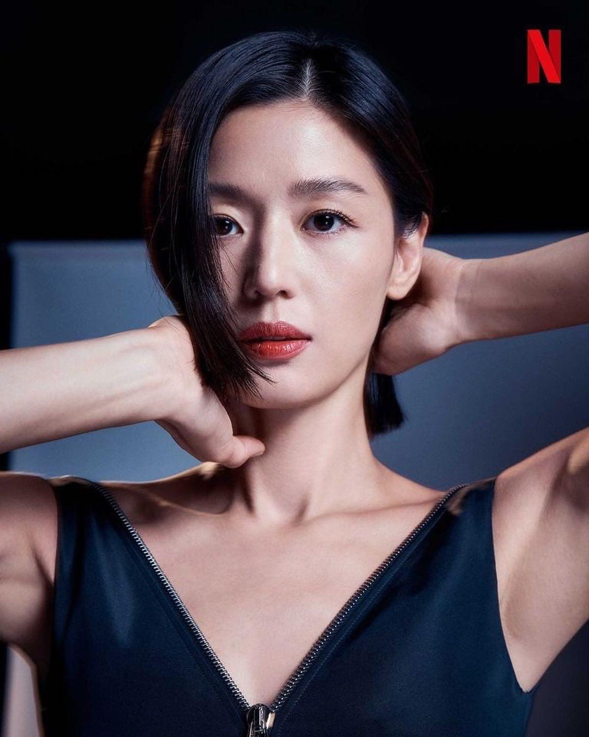 넷플릭스가 포착한 전지현 근황🖤 이미지