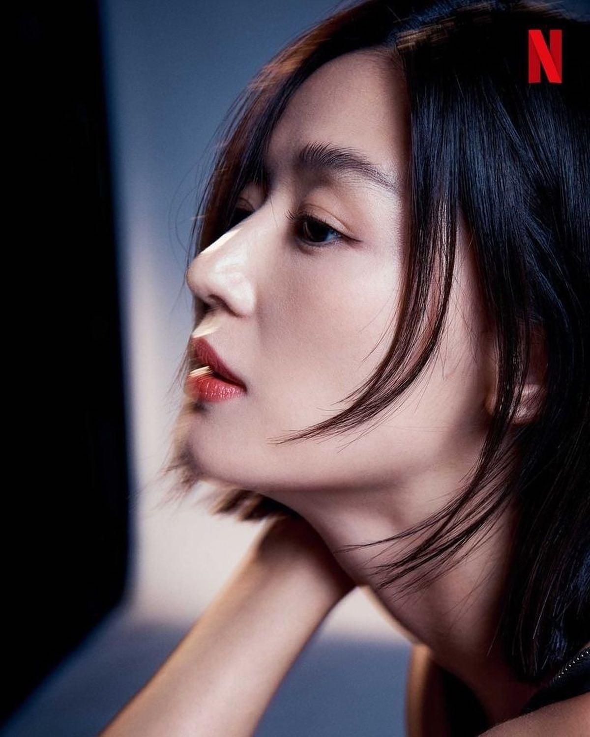 넷플릭스가 포착한 전지현 근황🖤 이미지4