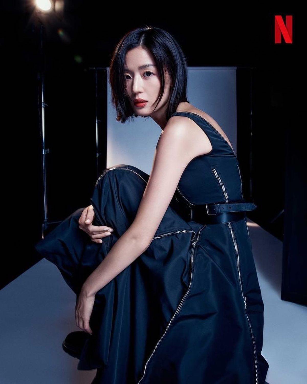 넷플릭스가 포착한 전지현 근황🖤 이미지5
