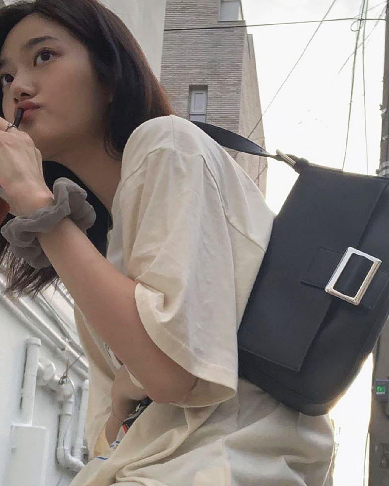 썸머룩 정석🍉🤍반팔티에 숄더백 이미지3