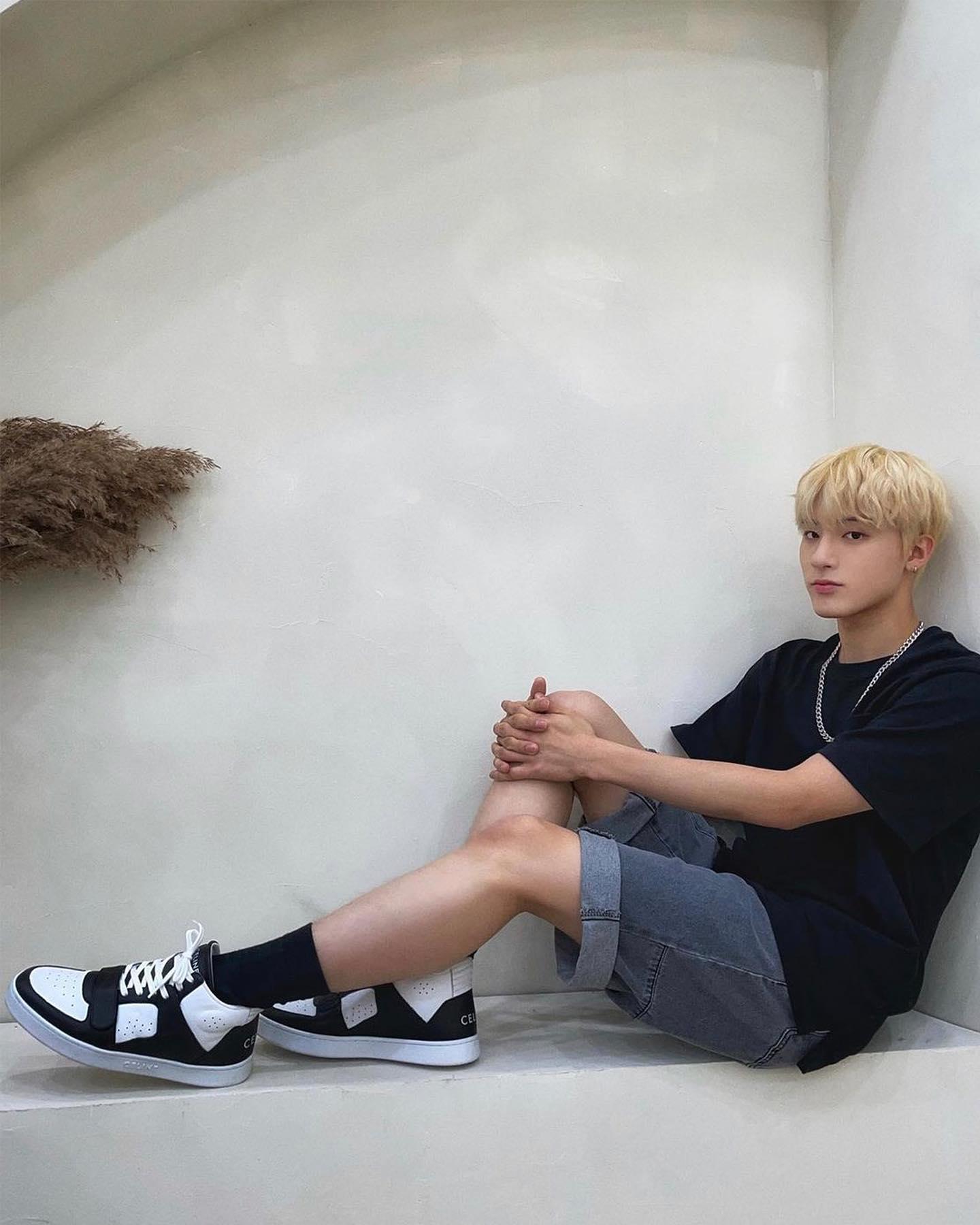 셀린느 스니커즈👟🧡 @참고
여름 남친룩은 이렇게 🤍🖤 #광고 #셀린느 이미지3