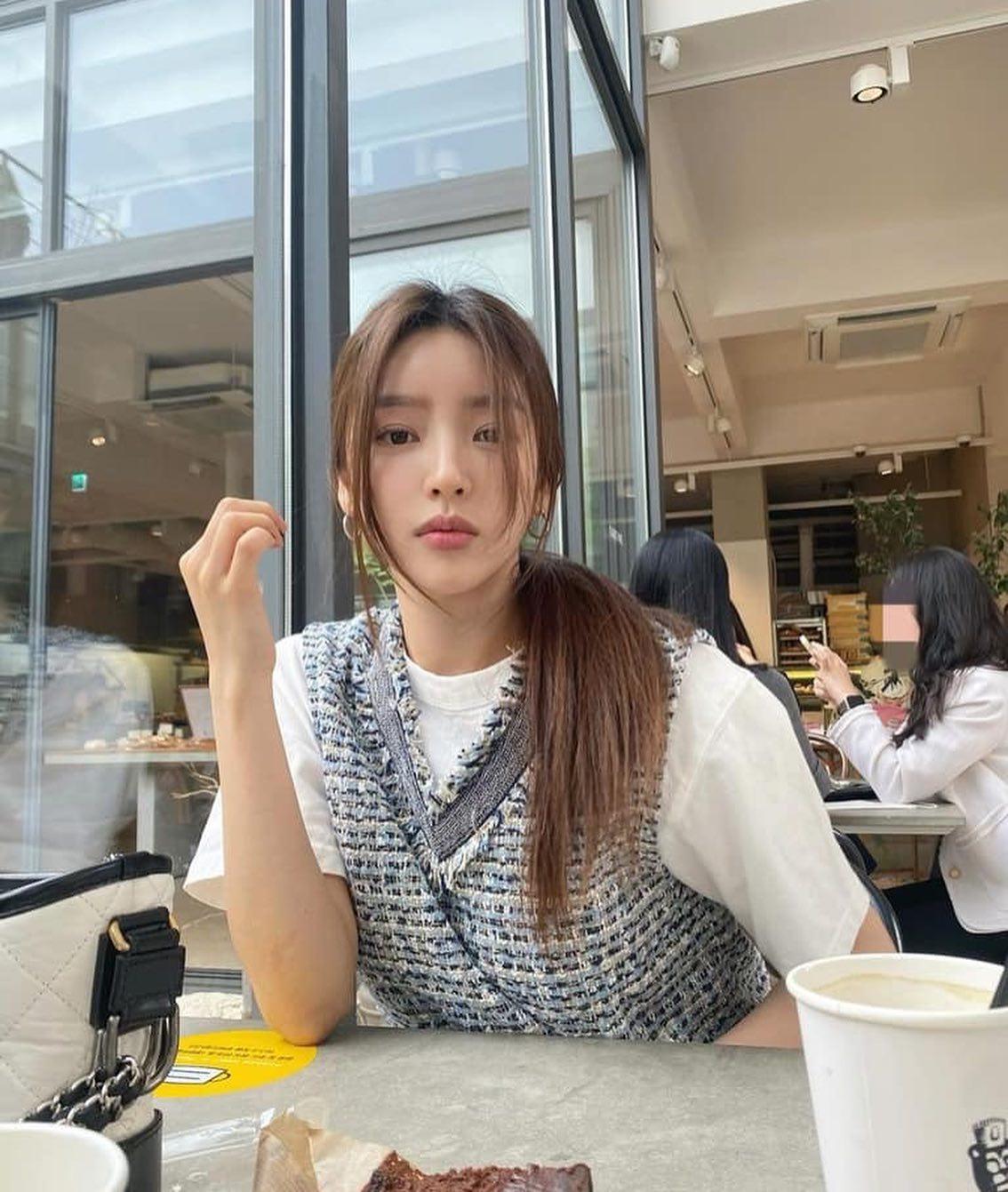 여름에 니트조끼 입는법💗 이미지