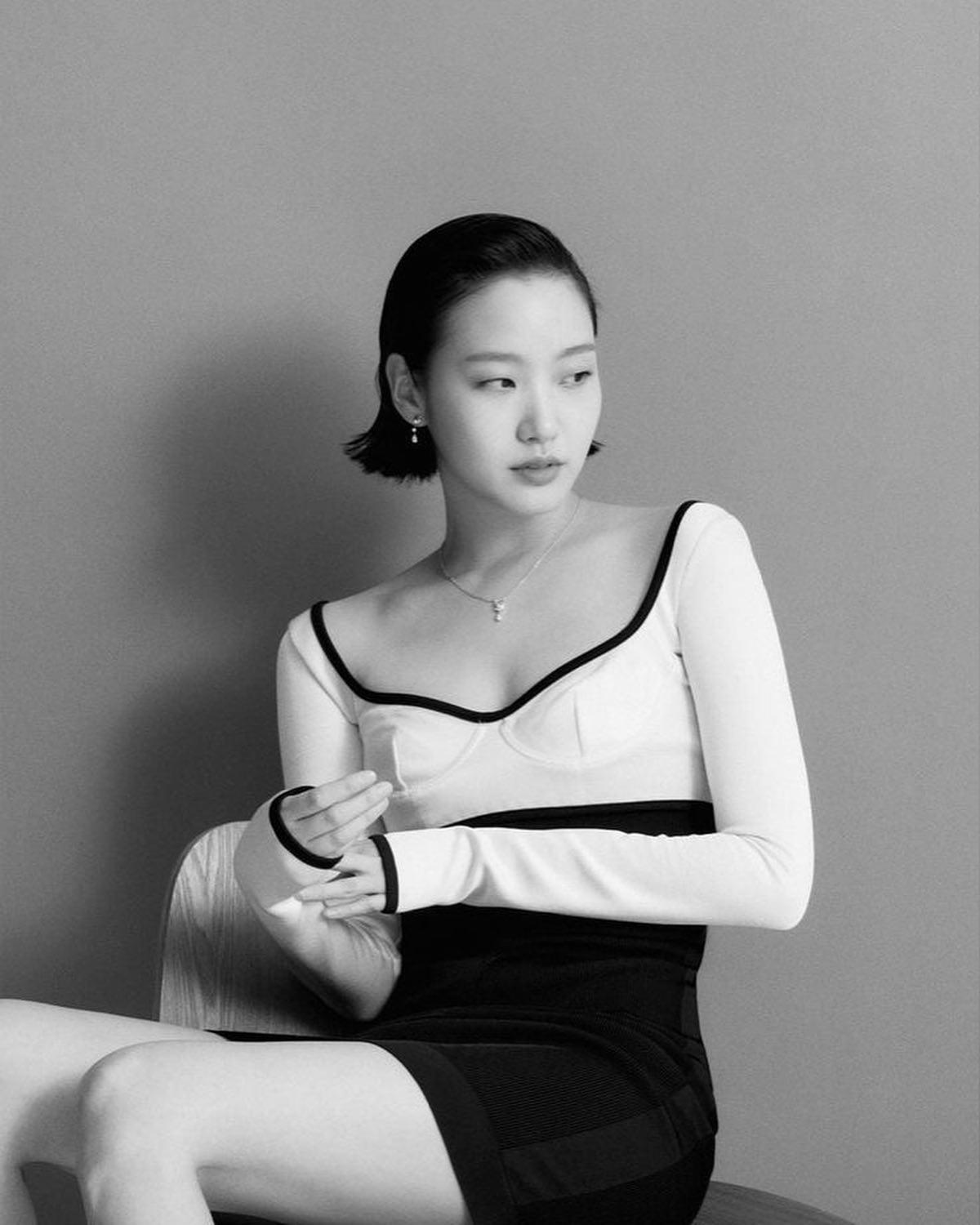 짙어지는 김고은의 분위기🏵🖤 이미지1