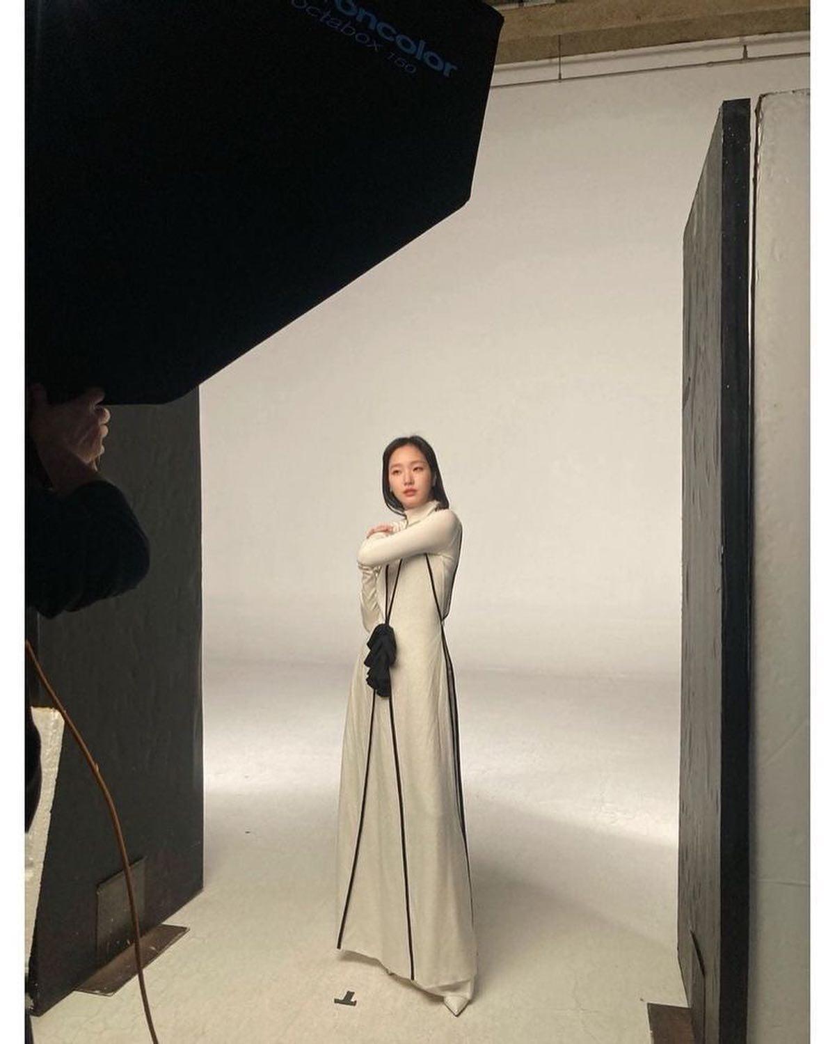 짙어지는 김고은의 분위기🏵🖤 이미지6