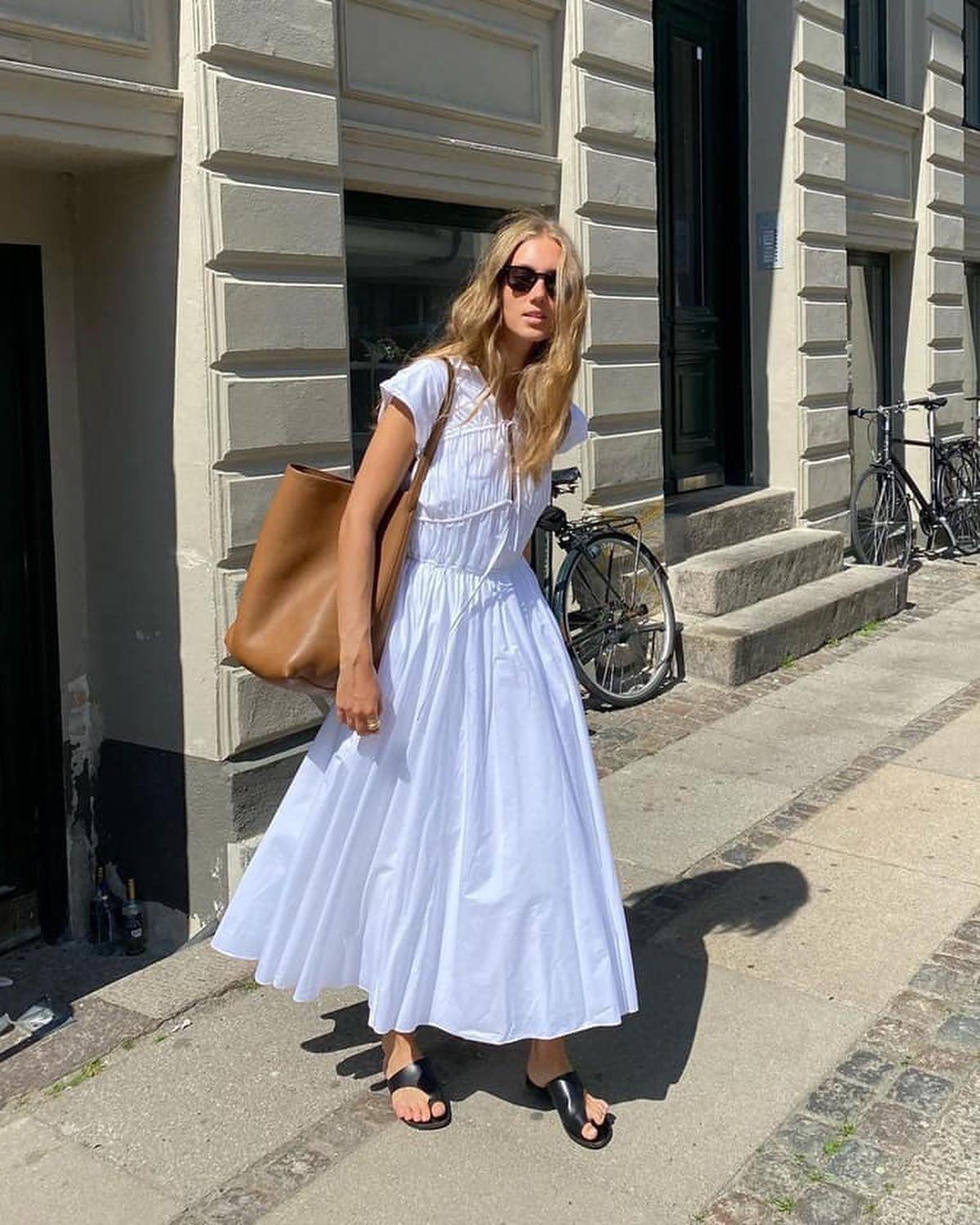 원피스에 샌들신기🩴🤍🖤 이미지6