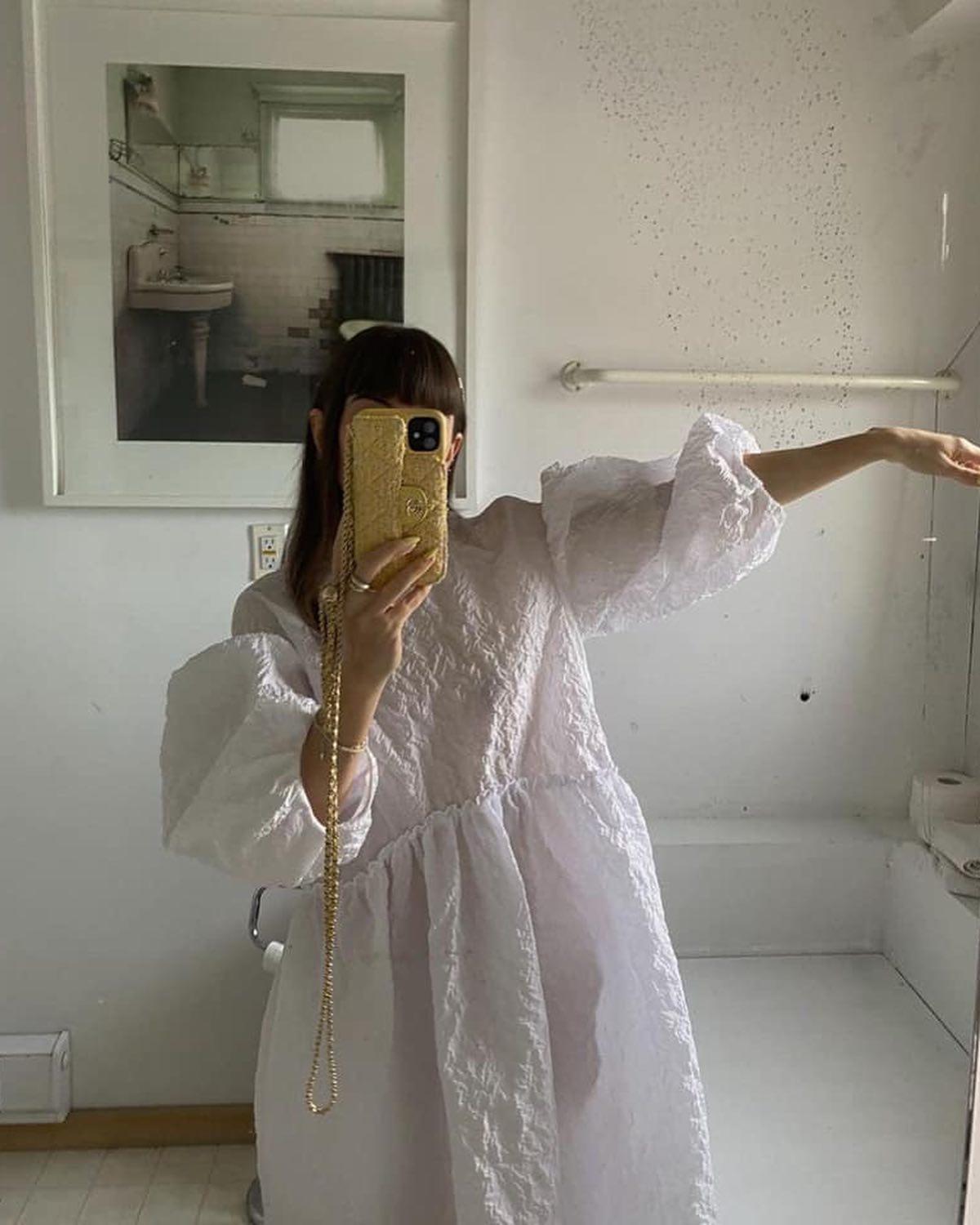 화이트 원피스로 여신 분위기🤍 이미지5