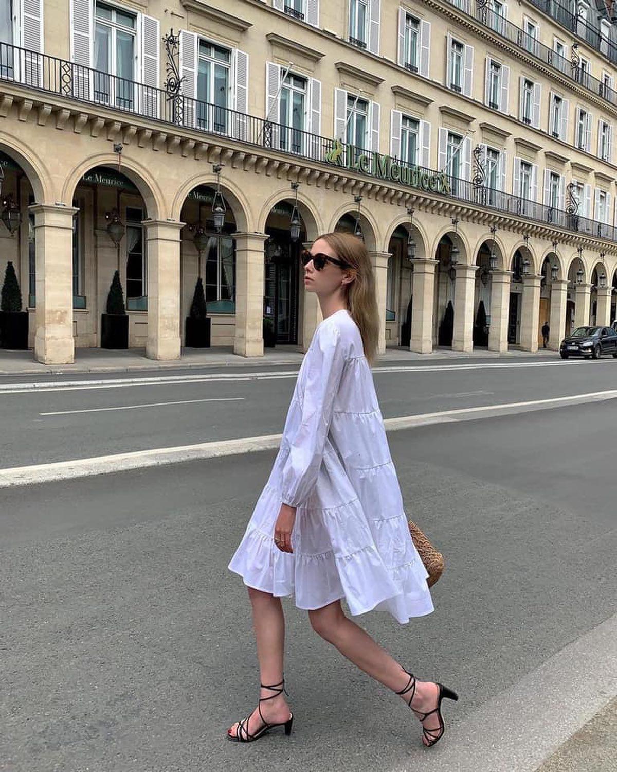 화이트 원피스로 여신 분위기🤍 이미지6
