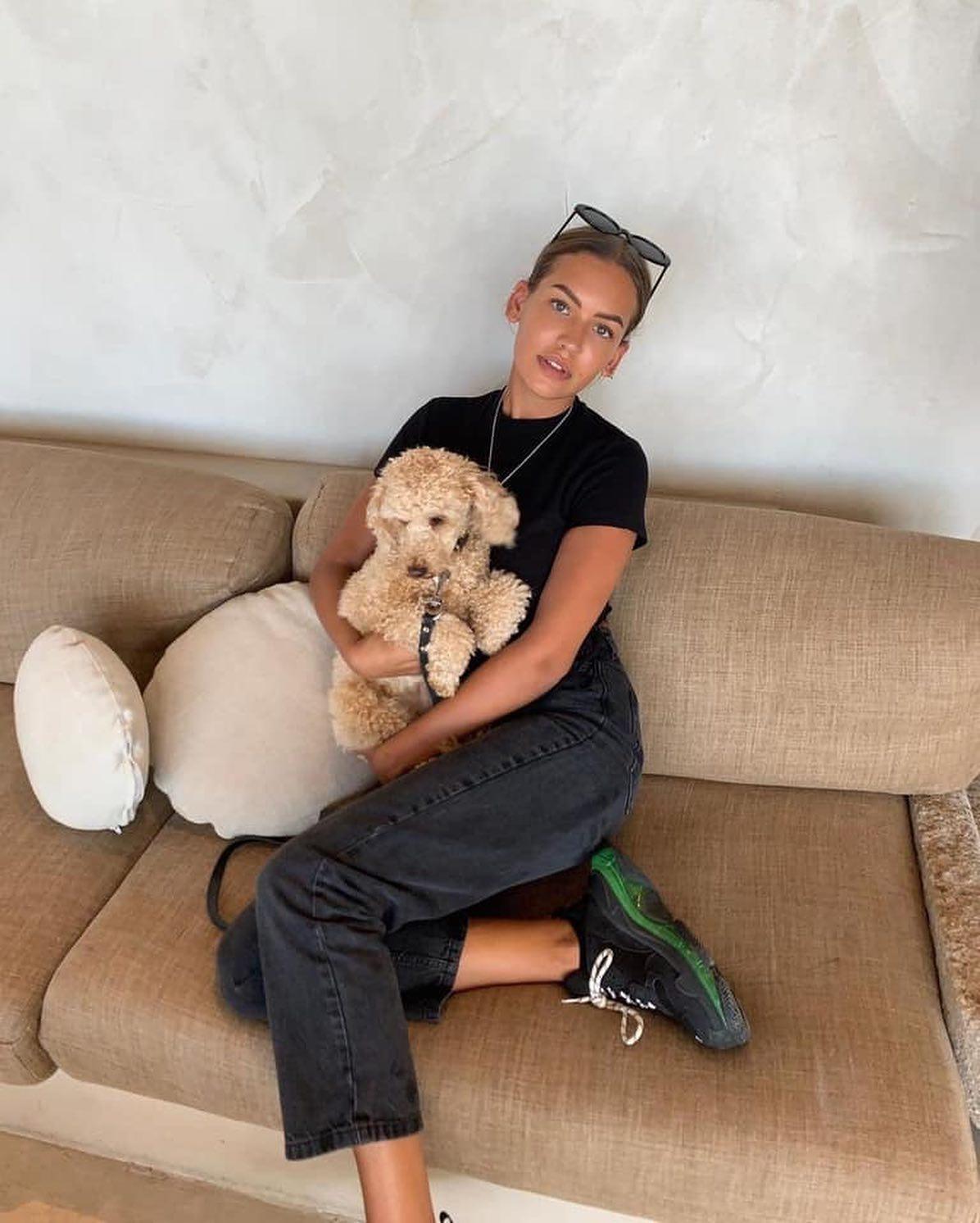 선글라스는 머리에 얹는 맛😎🖤 이미지2