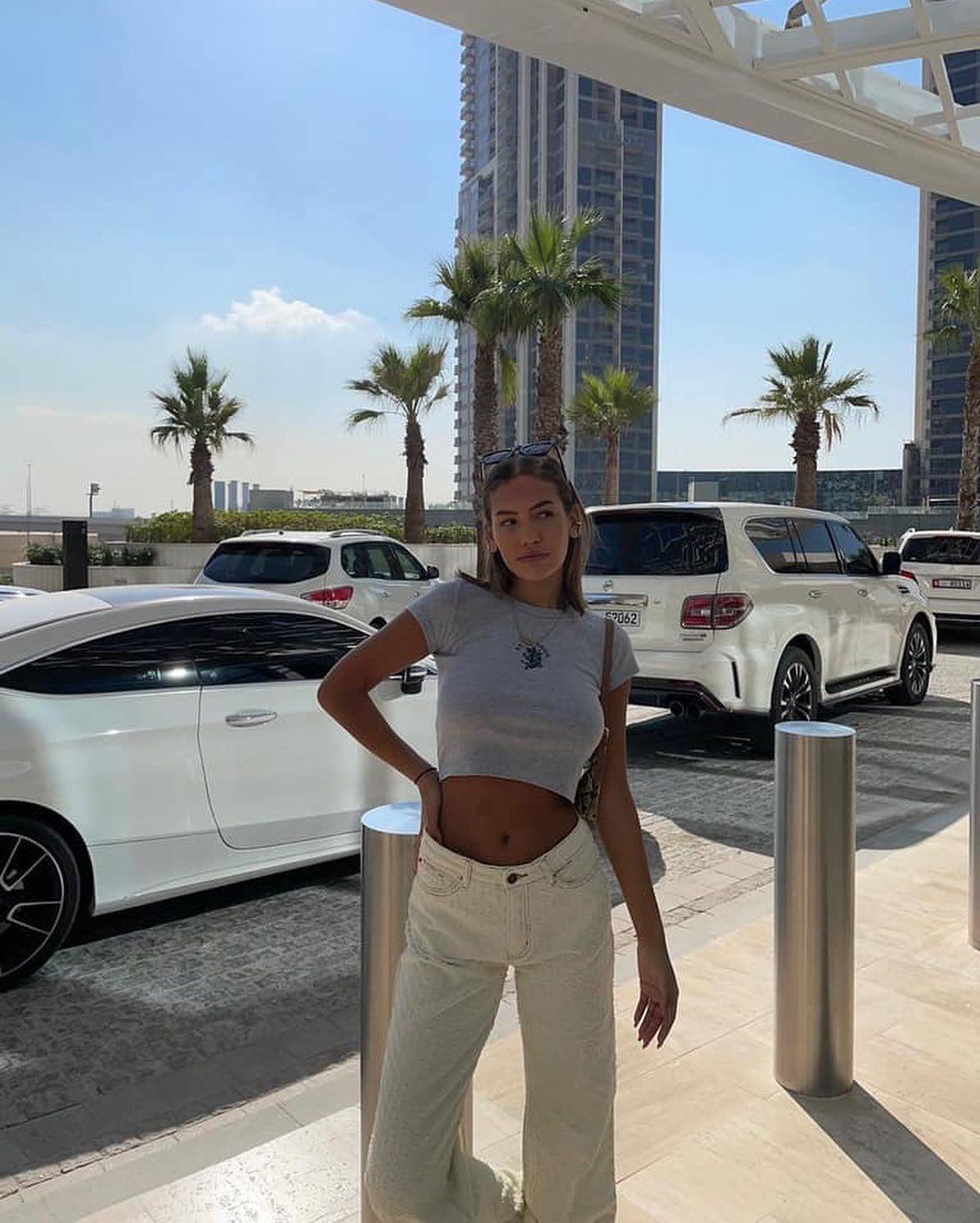 선글라스는 머리에 얹는 맛😎🖤 이미지6