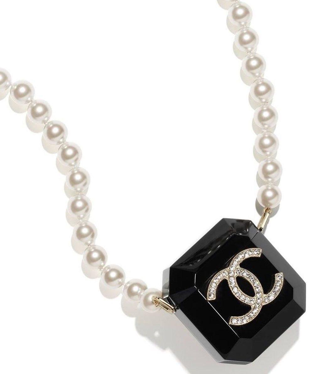 에어팟 넣기엔 아까운 샤넬 신상🖤 이미지3