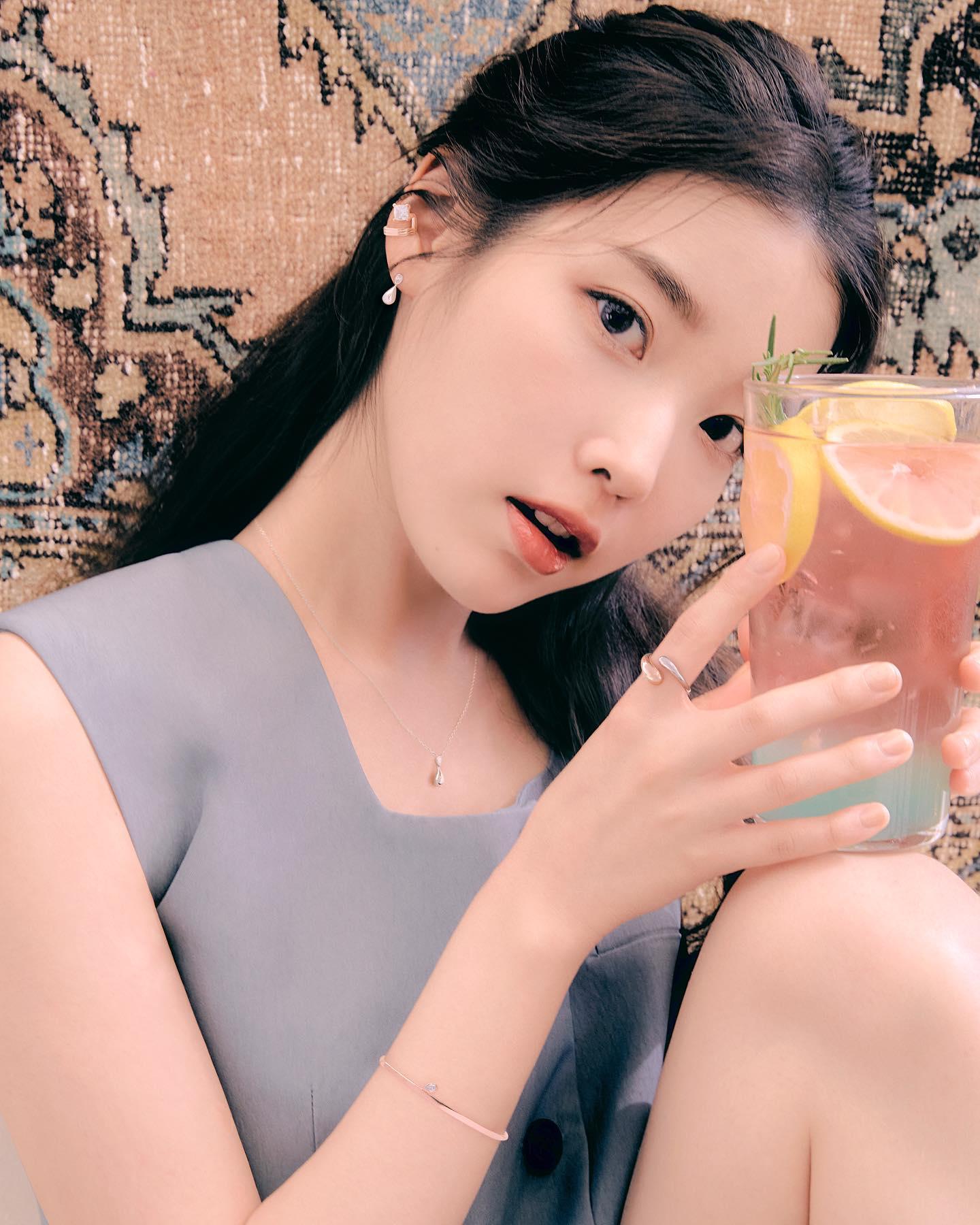 아이유 언니💙💛또 @러블리한다
아이유 x 제이에스티나 과즙미 화보🍉💍#광고 이미지6