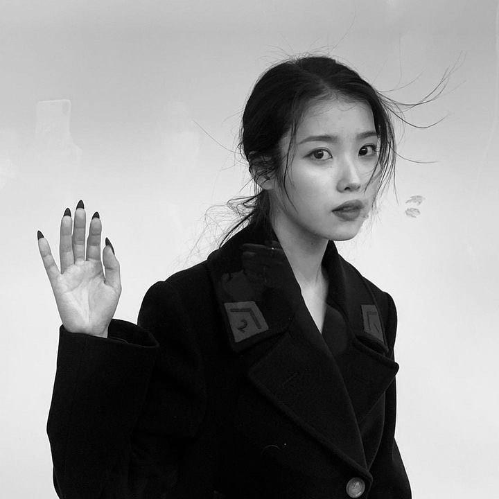 고혹미와 러블리 다가진 아이유🌺 이미지4