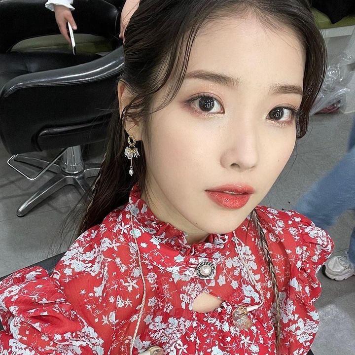 고혹미와 러블리 다가진 아이유🌺 이미지5