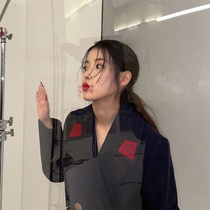 고혹미와 러블리 다가진 아이유🌺 이미지6