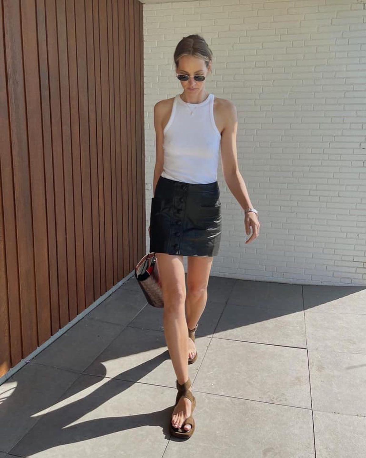 딱붙는 미니스커트 핏👏🏻🖤 이미지5