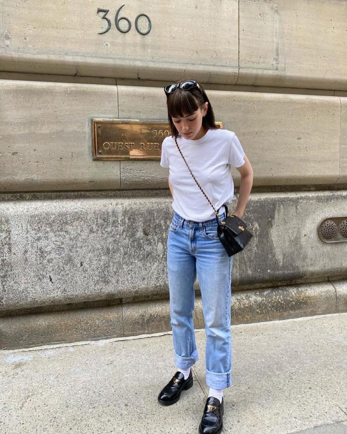 흰티+청바지에 가방 포인뜨👖🖤 이미지