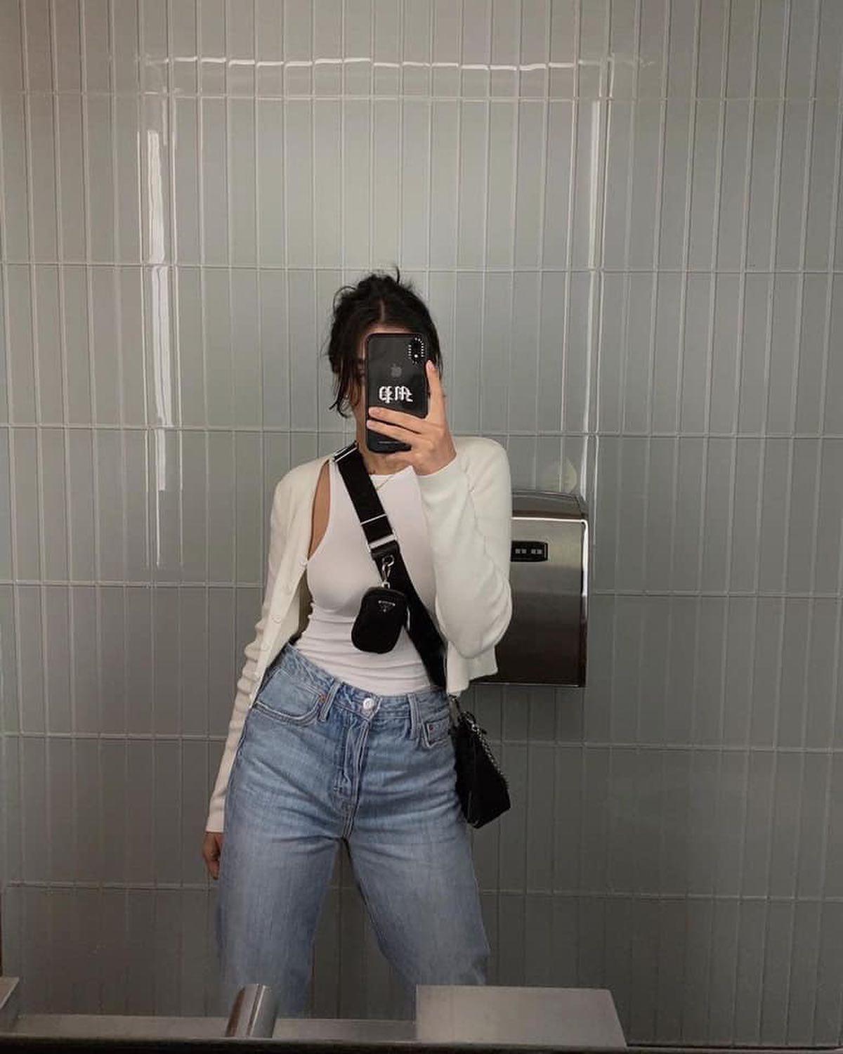 흰티+청바지에 가방 포인뜨👖🖤 이미지3