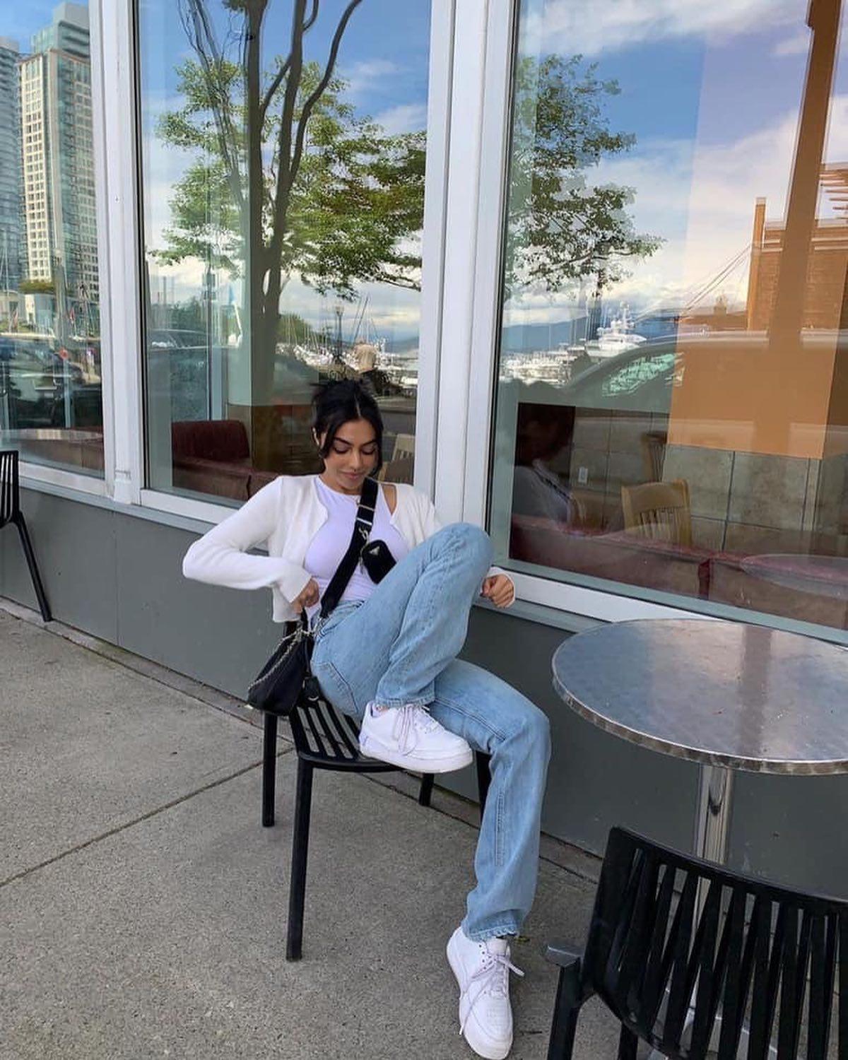 흰티+청바지에 가방 포인뜨👖🖤 이미지6