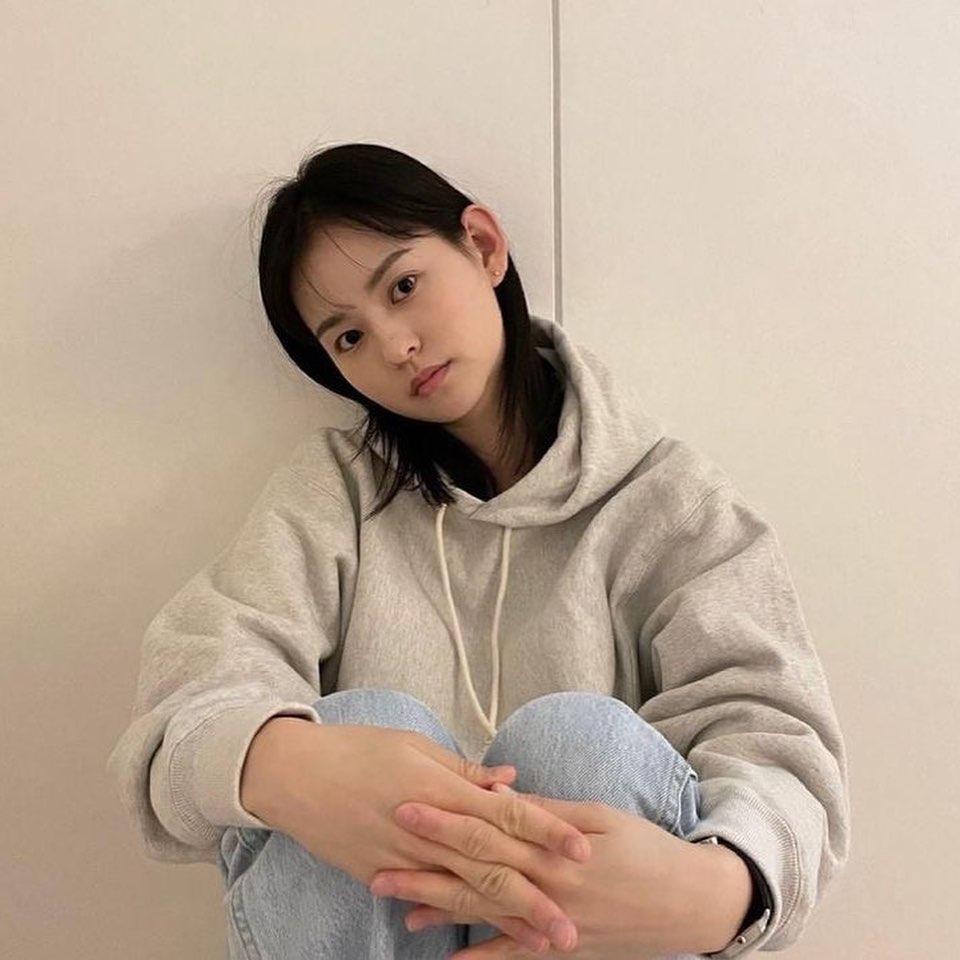 빠져드는 배우 김윤혜 무드🖤🤍 이미지4