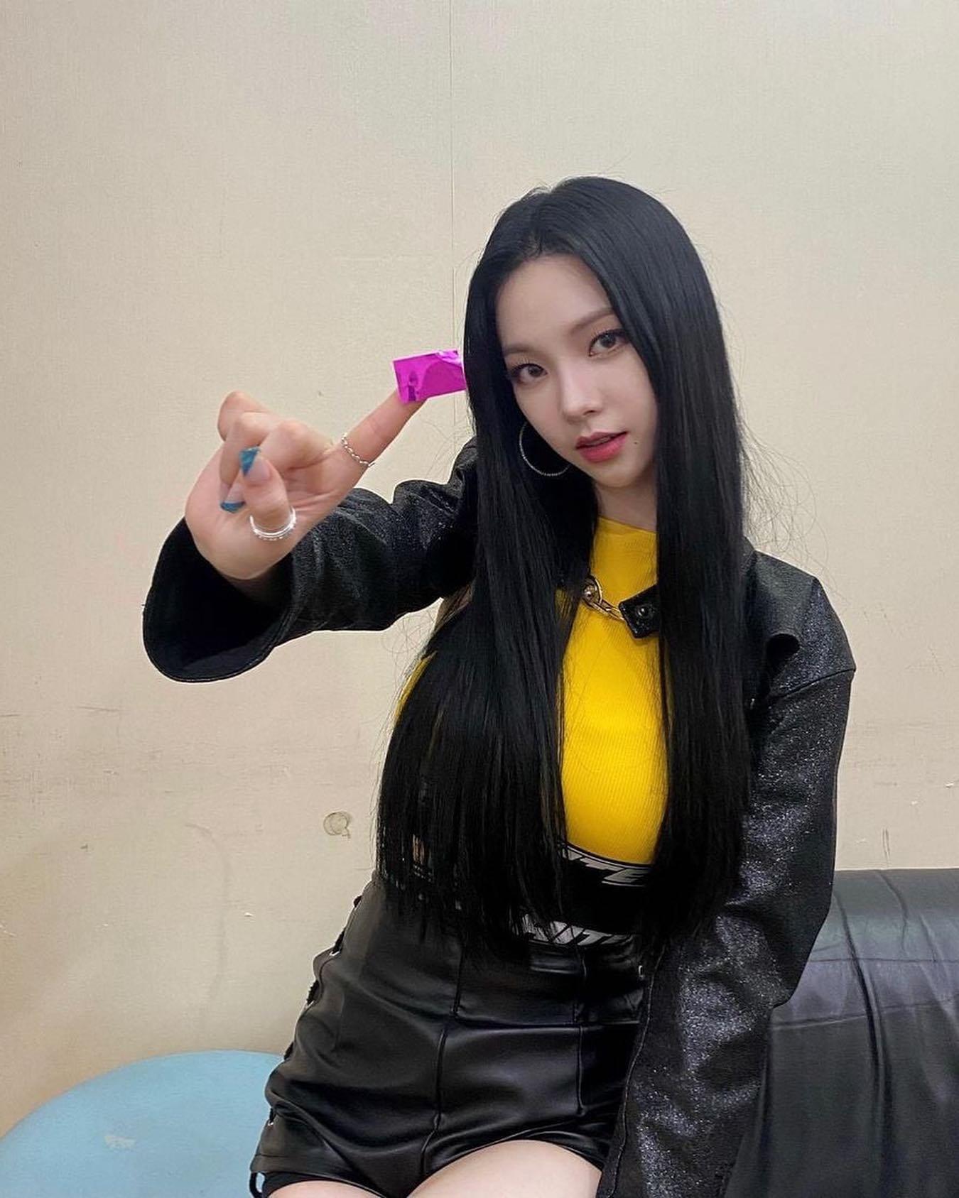 에스파 카리나의 심쿵 비주얼😻🖤 이미지7