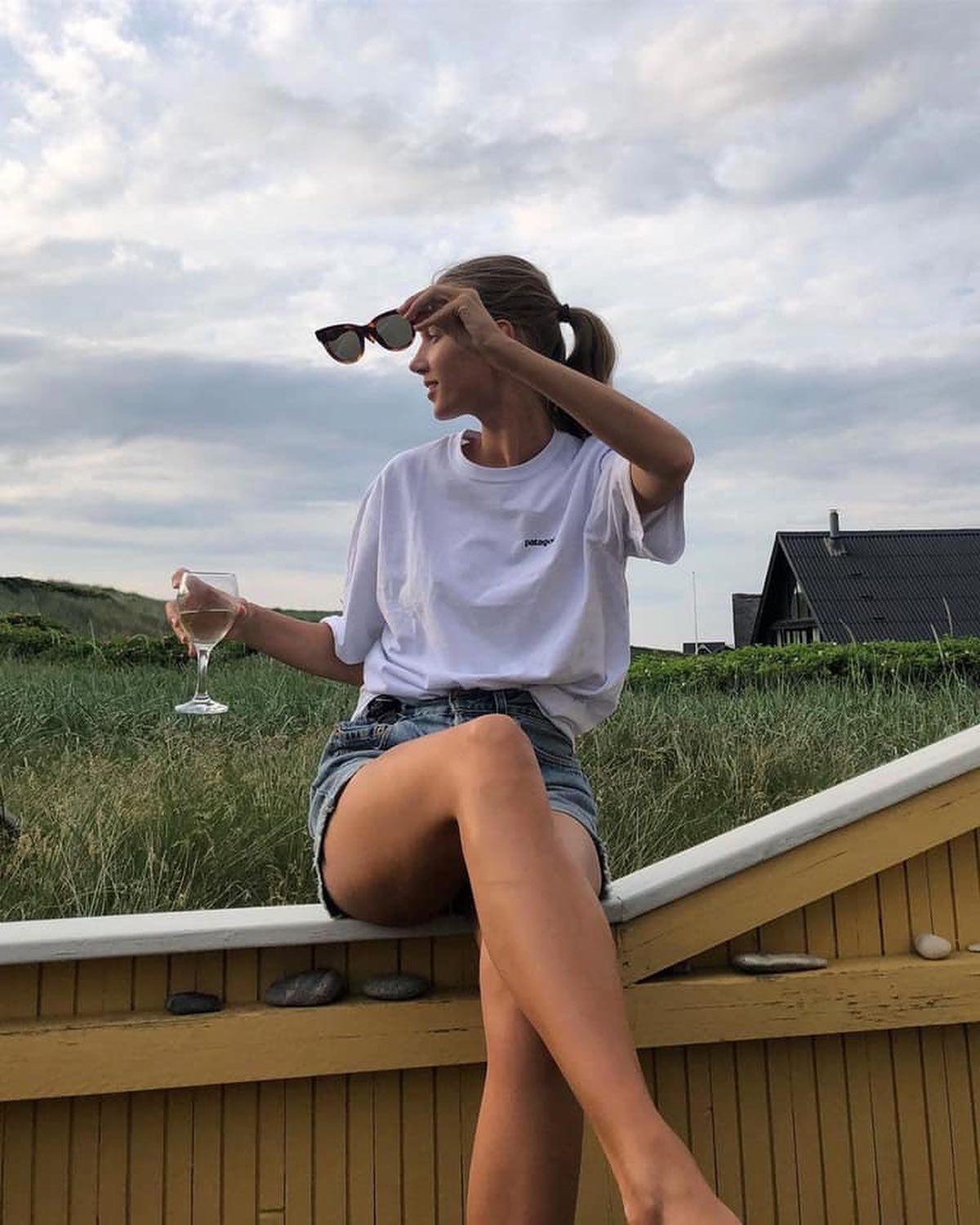 흰색 무지티로 심플 매력🤍🍸 이미지