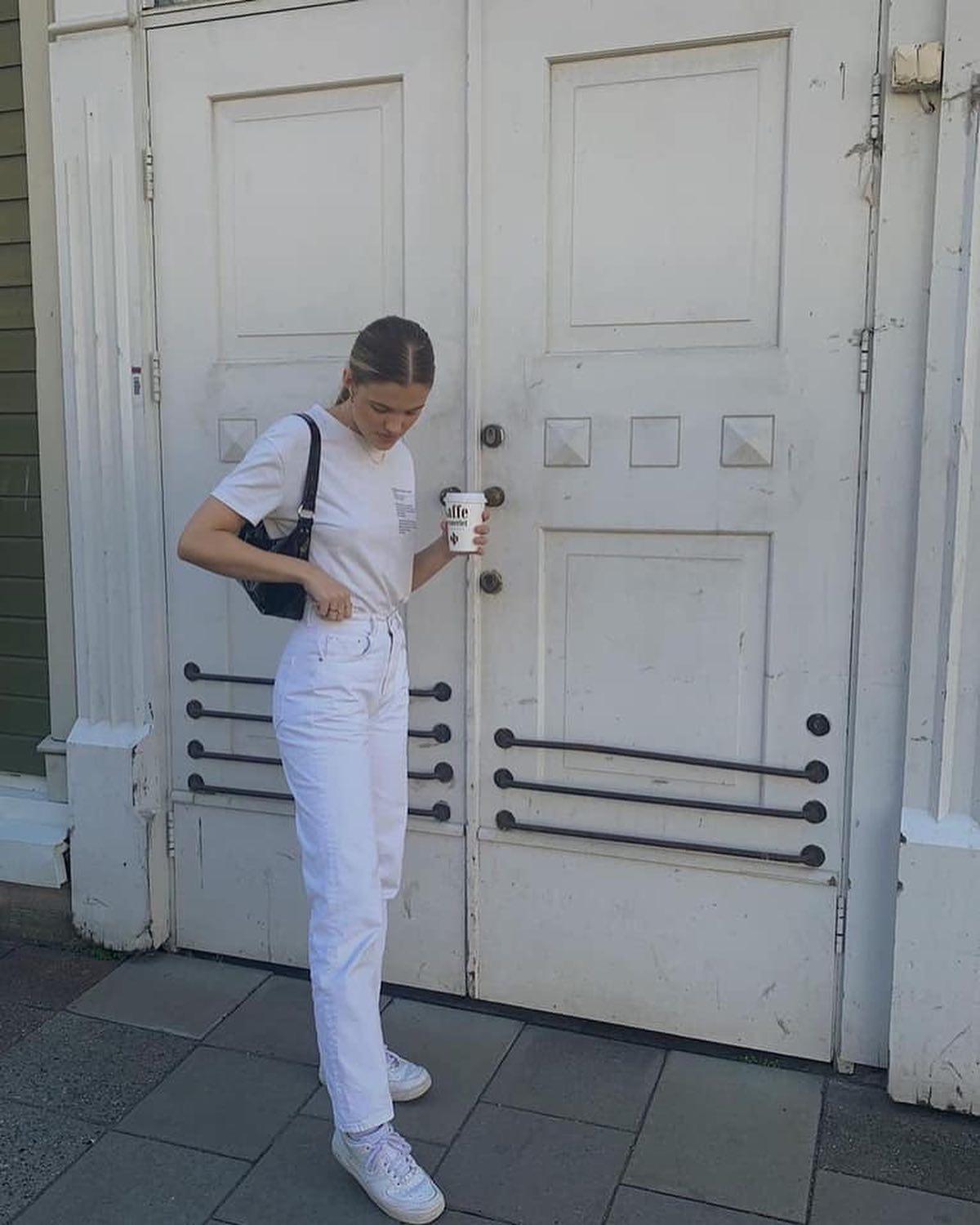 화이트팬츠로 깔끔 시원하게🐬🤍 이미지2