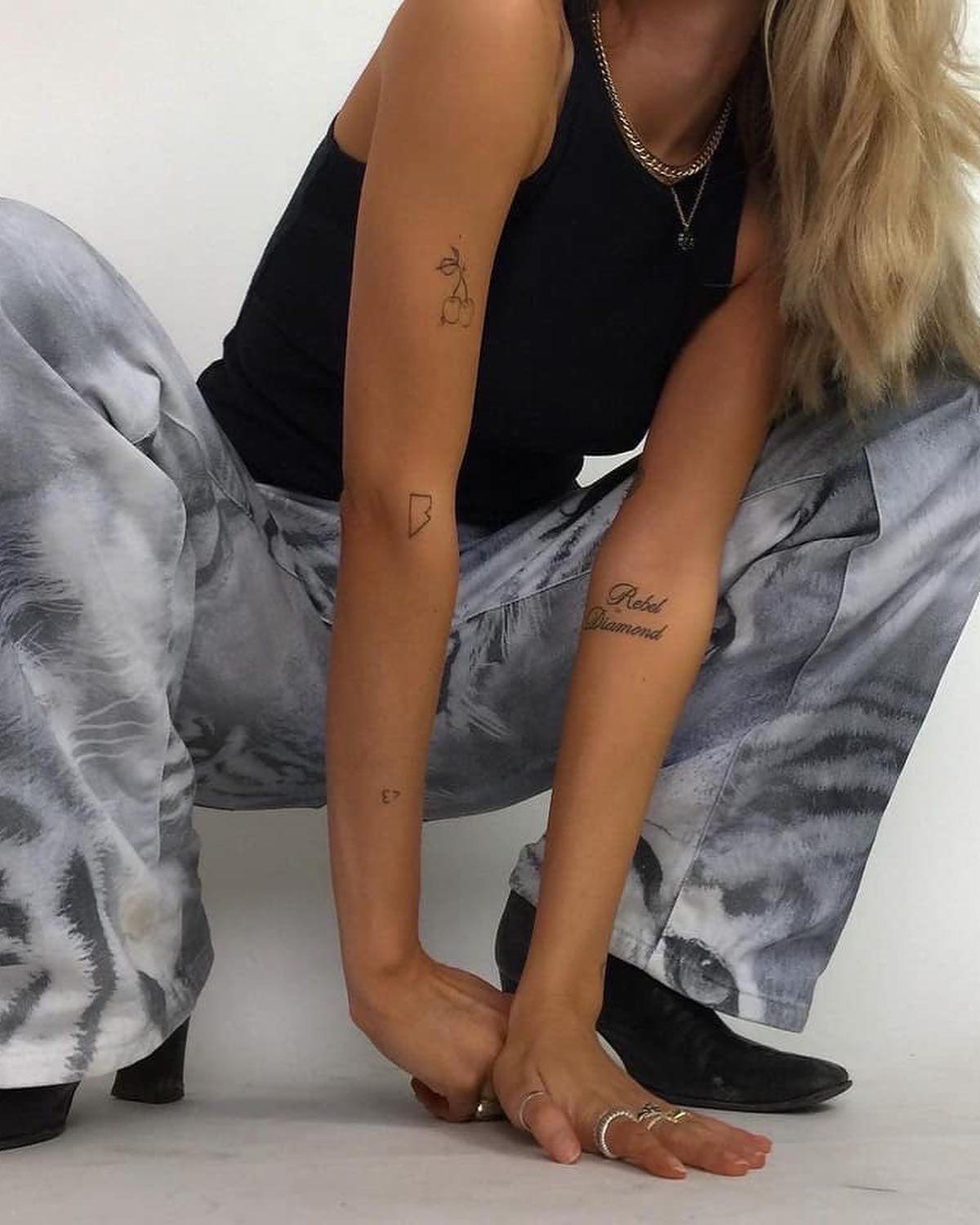 살짝살짝 보이는 미니타투📸🐉 이미지5