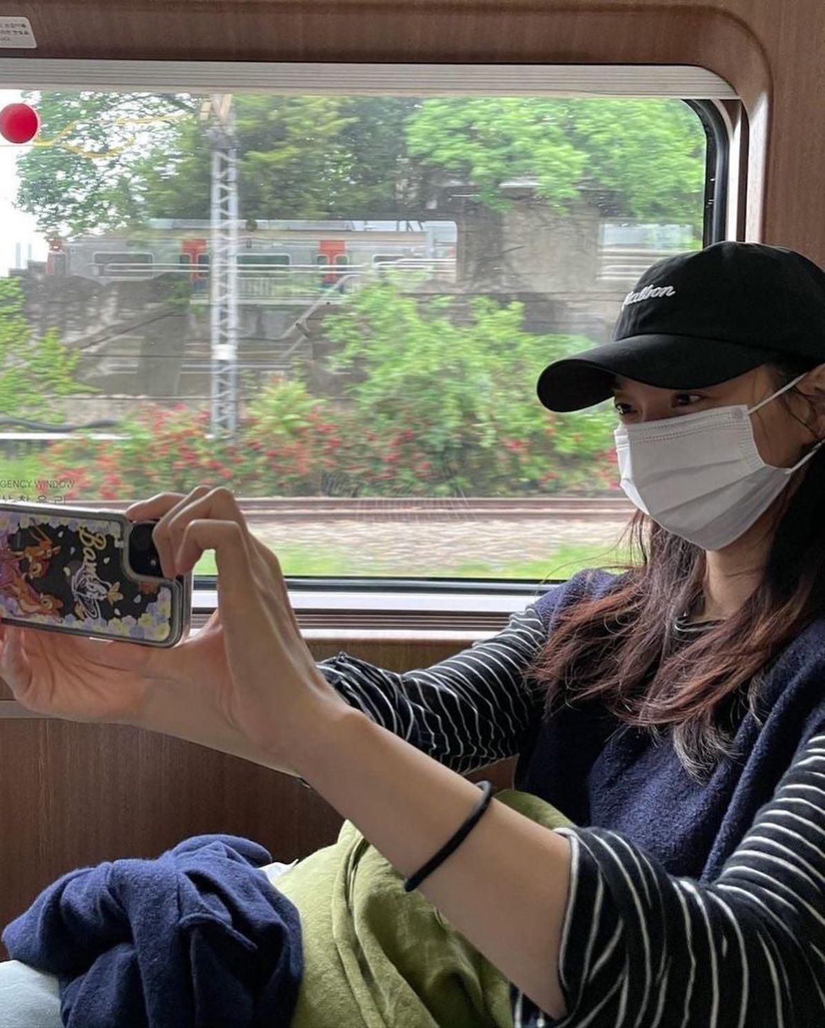 마스크 뚫는 신민아의 싱그러움💕 이미지2