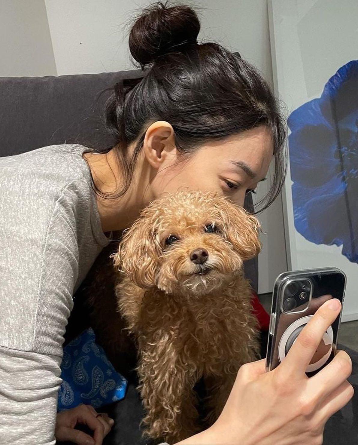 마스크 뚫는 신민아의 싱그러움💕 이미지5