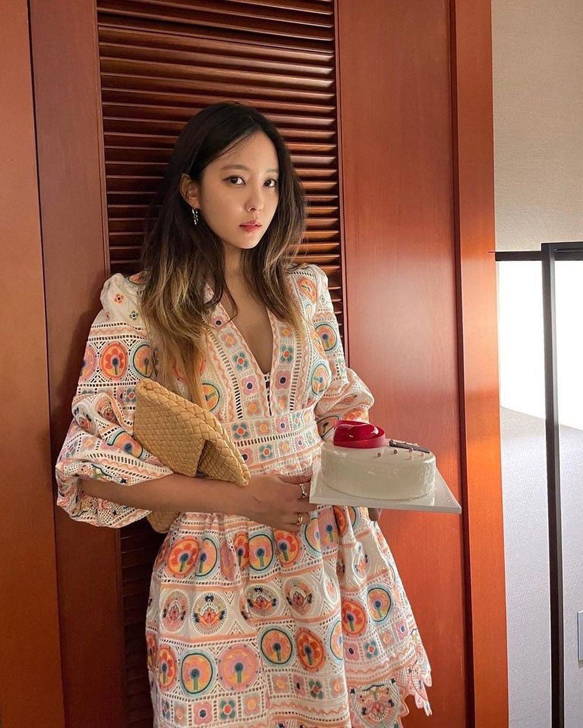 데일리룩 교과서 효민👀🧡🌹 이미지