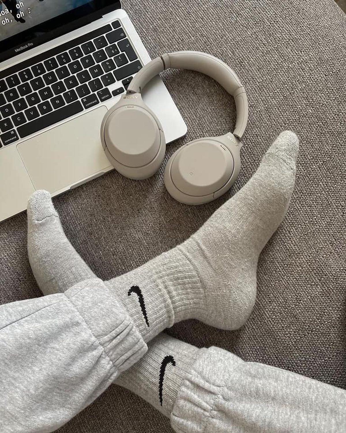 양말에도 스우시 콕✔️🧦🖤 이미지