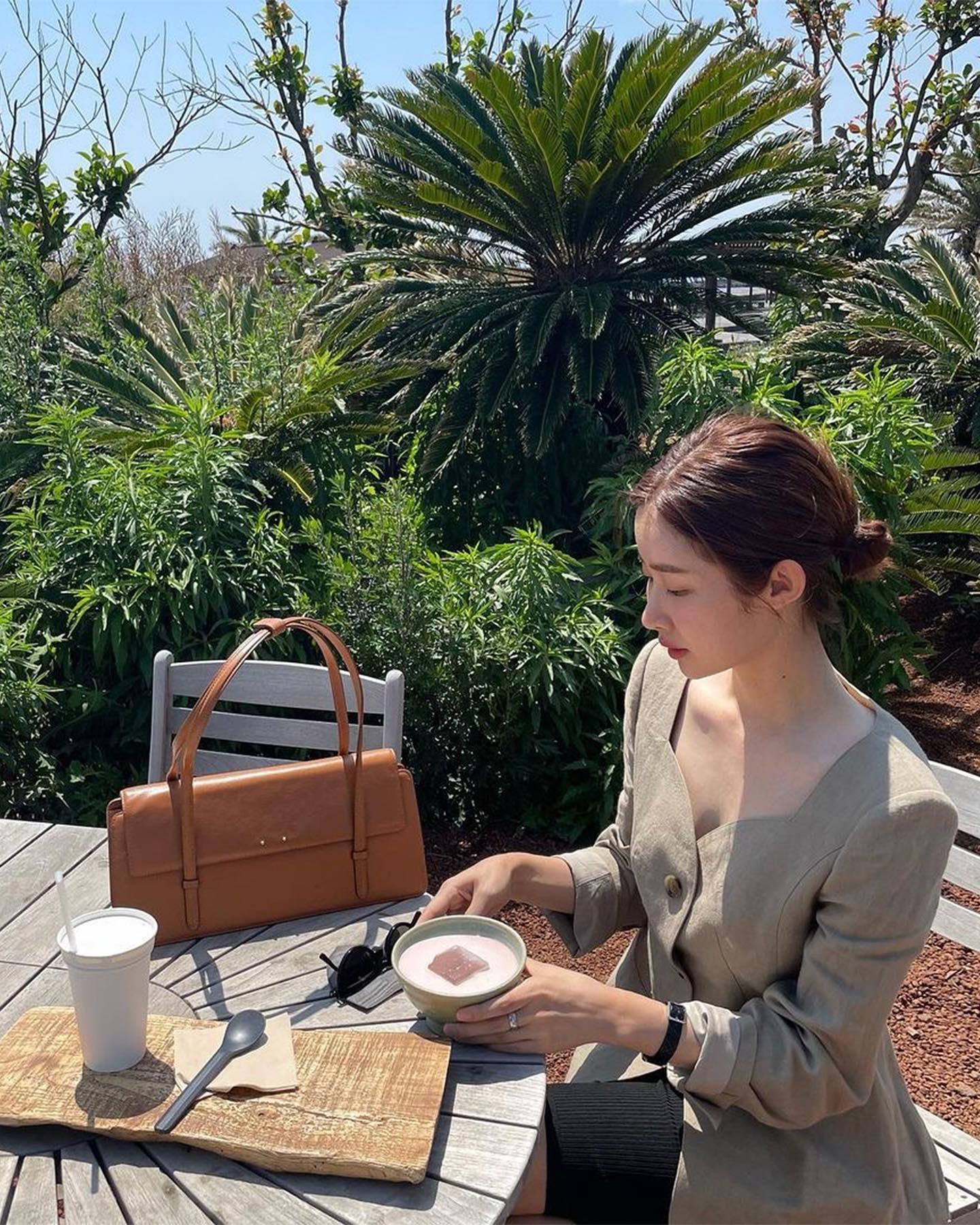 요즘 애정해👜🥖삭 바게트백 무드 이미지2