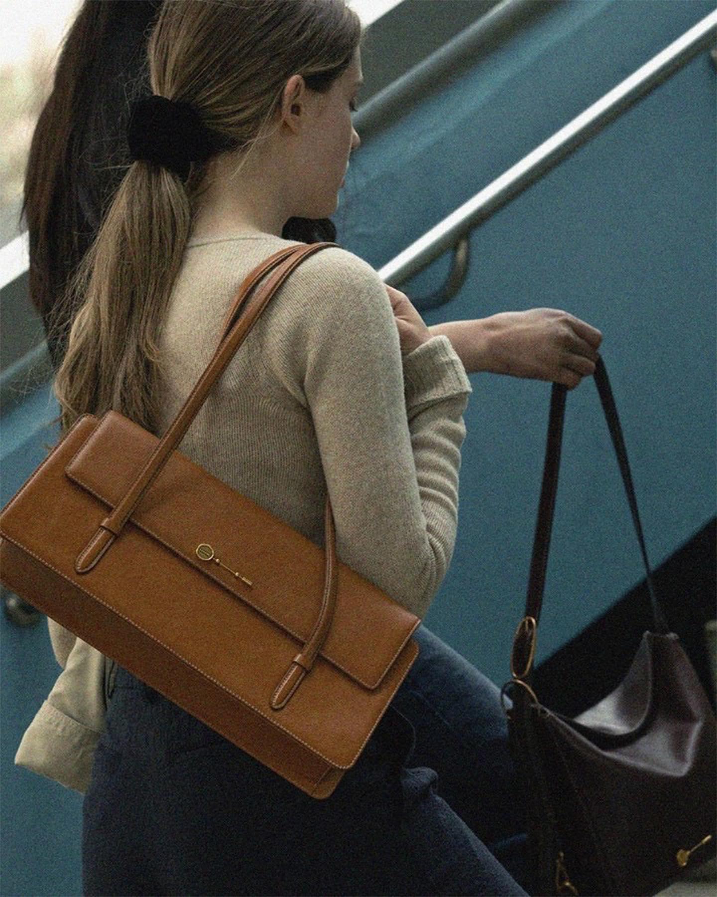 요즘 애정해👜🥖삭 바게트백 무드 이미지5