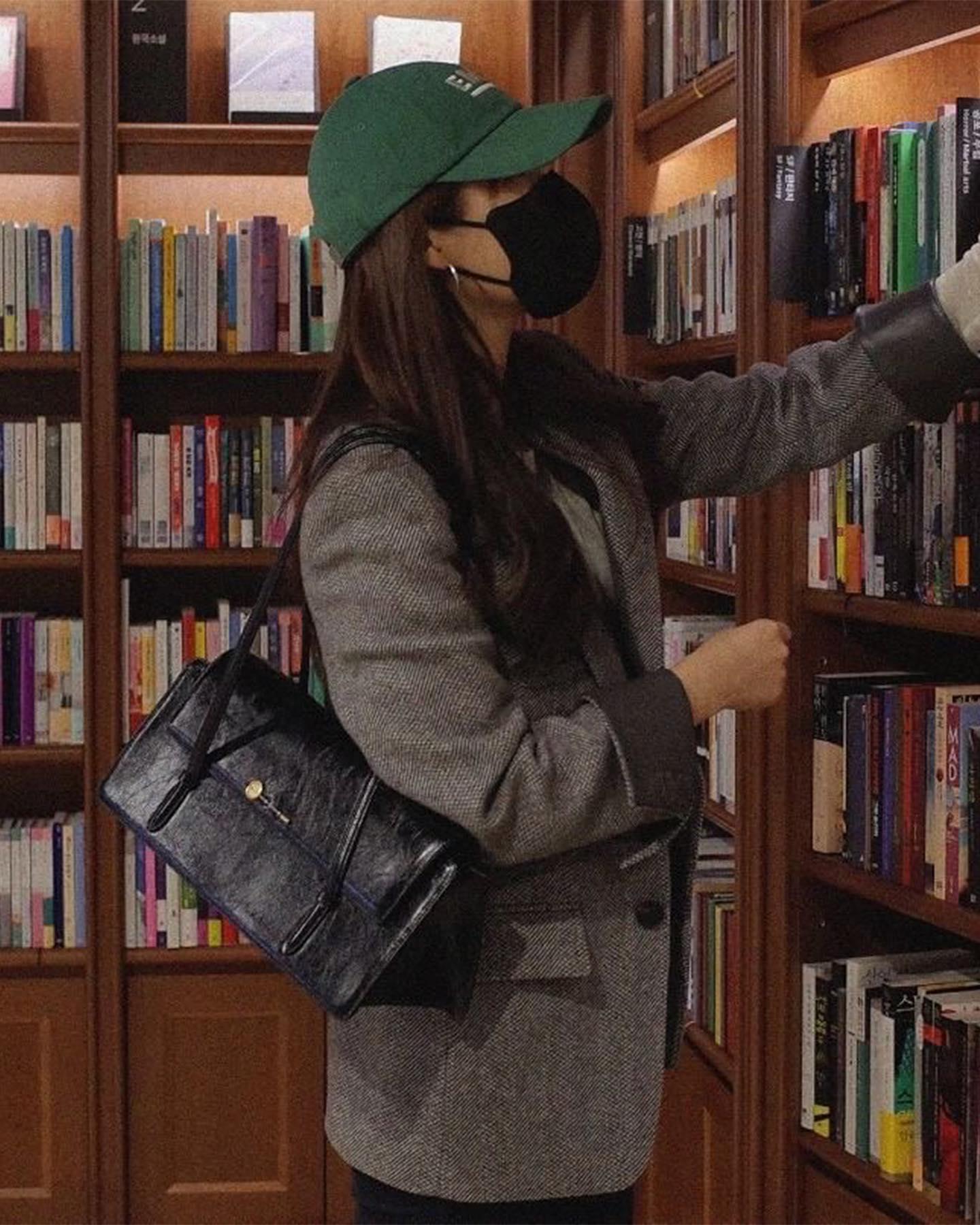 요즘 애정해👜🥖삭 바게트백 무드 이미지6