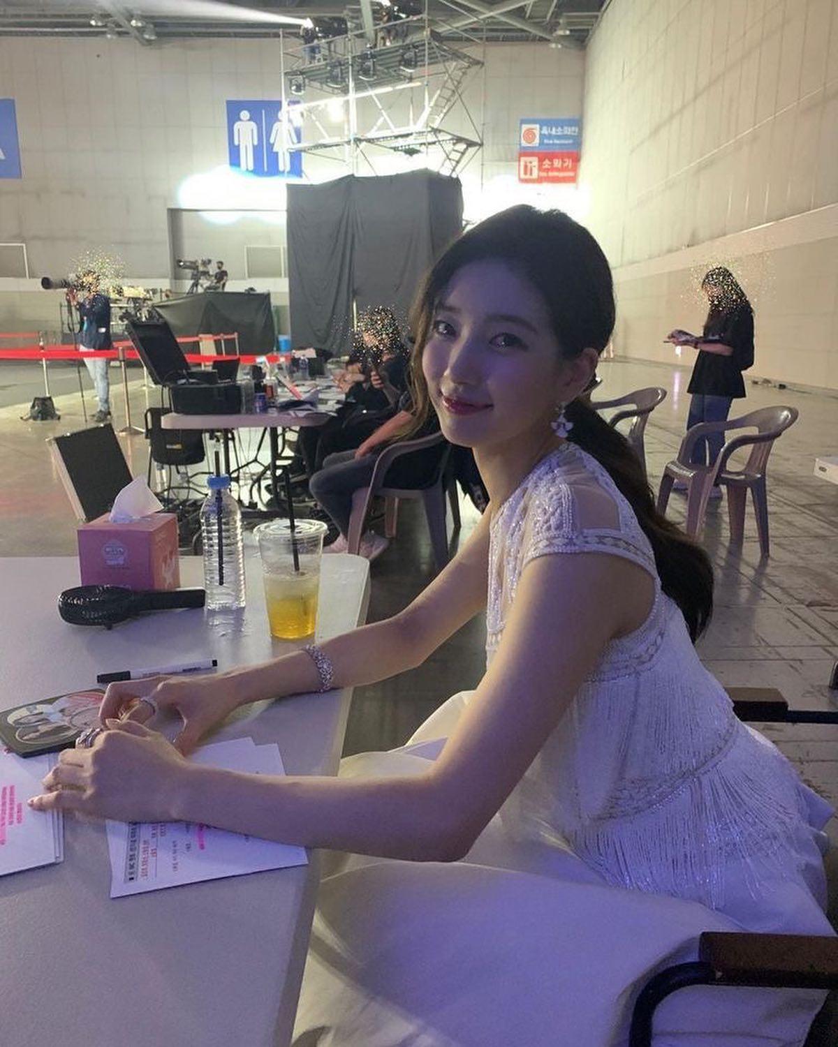 수지의 블랙&화이트🤍🖤 이미지7