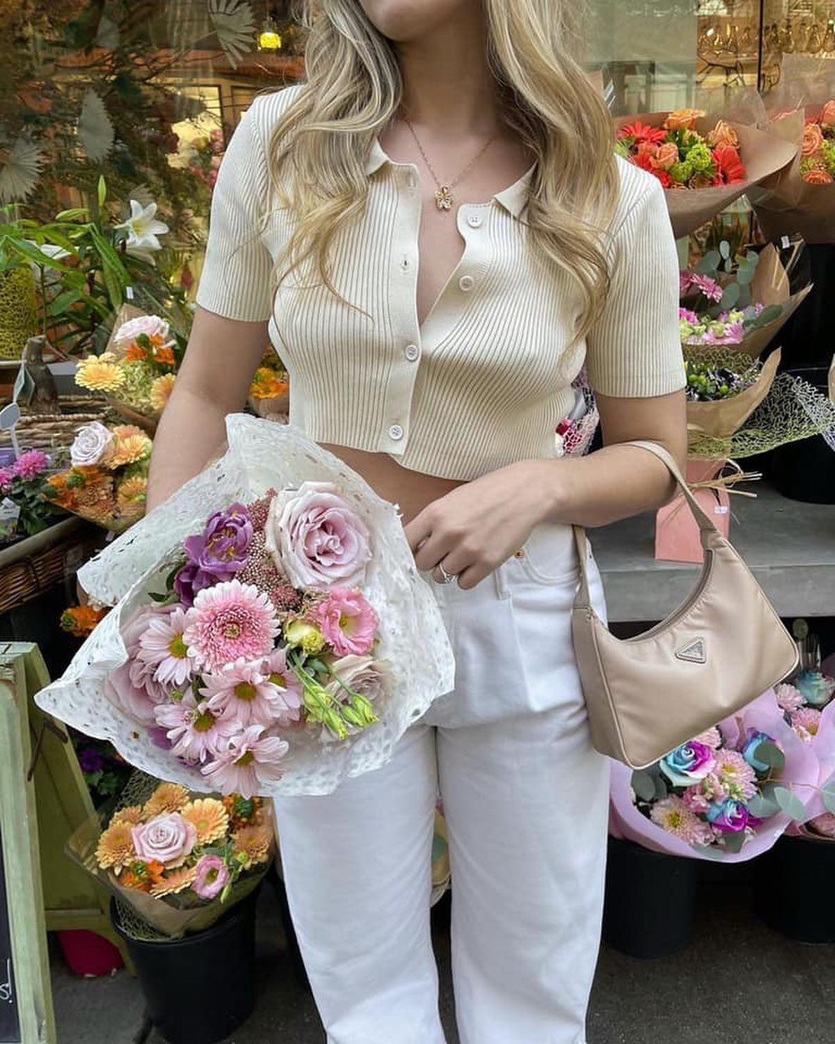 반팔니트 꺼내입어요🤍💛 이미지5