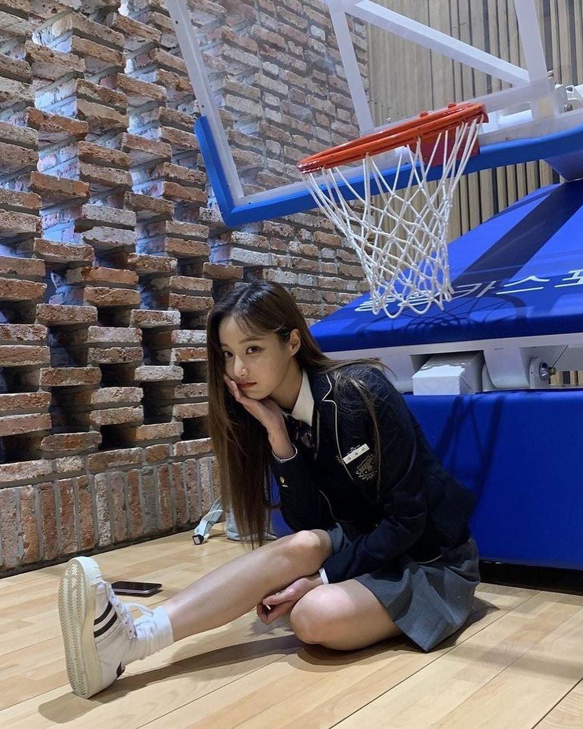 우수에 찬 연우의 일상 무드🖤 이미지2