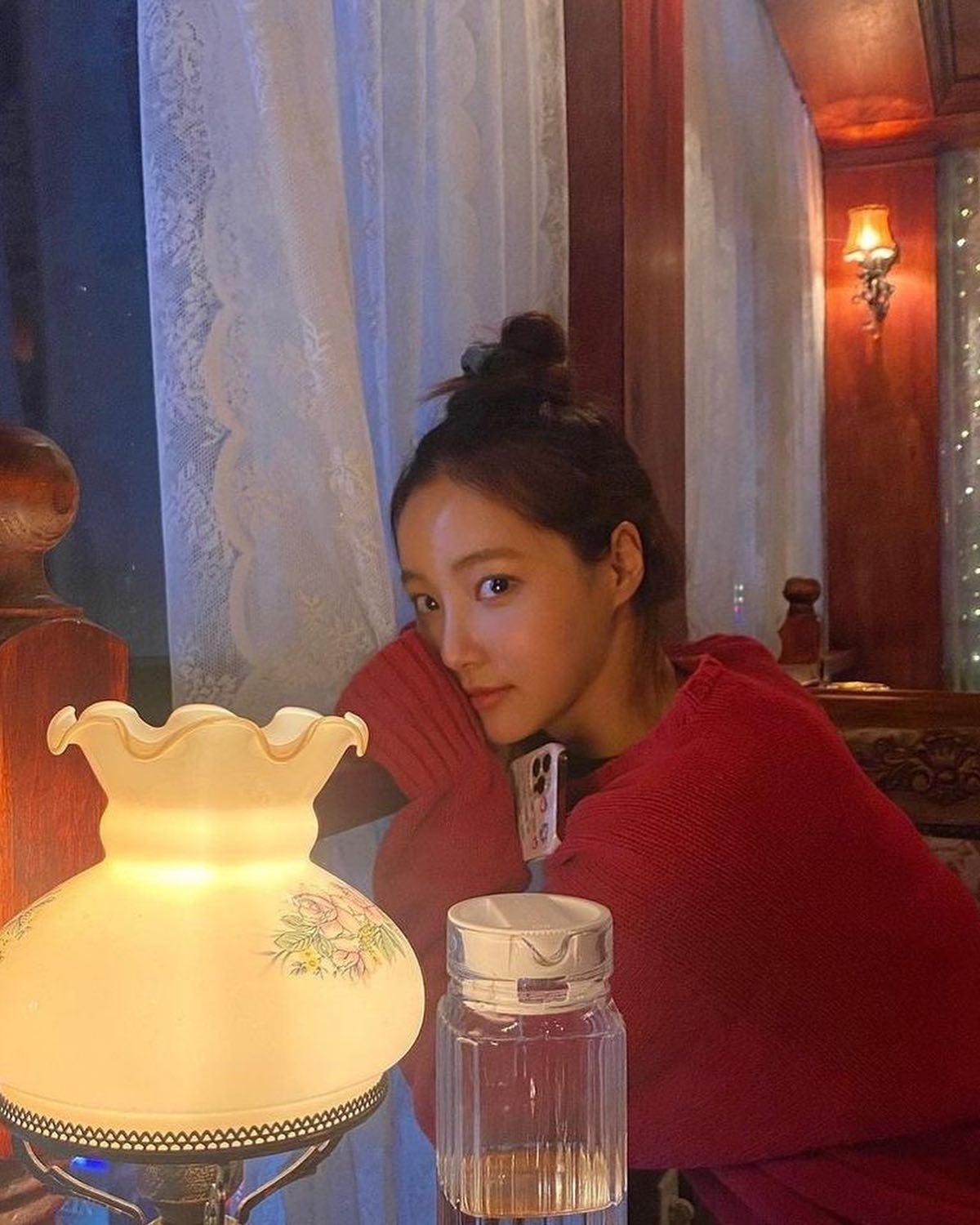 우수에 찬 연우의 일상 무드🖤 이미지3