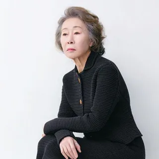 윤여정, 미 에미상 여주조연상 후보 올라🏆
윤여정이 넷플릭스 '성난 사람들' 시즌2로 제78회 프라임타임 에미상 미니시리즈 및 영화 부문 여우조연상 후보에 올랐습니다.
이 부문에서 윤여정은 '러브 스토리 존 F. 케니디 주니어 & 캐롤린 베셋'의 콘스턴스 지머, '괴물: 에드 게인 이야기'의 로리 멧캐프, '올 허 포트'의 다코타 패닝 등과 경쟁을 하게 됐습니다.
한편 윤여정은 2021년 '미나리'로 오스카 여우조연상을 받은 데 이어 에미상까지 노리게 됐는데요. 시상식은 9월 14일 LA 피콕 극장에서 열립니다. 이미지
