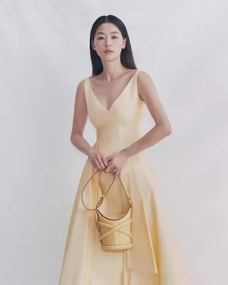 찍을때마다📸🔥역대급 조합
알렉산더 맥퀸 x 전지현💛👜커브백 분위기 이미지
