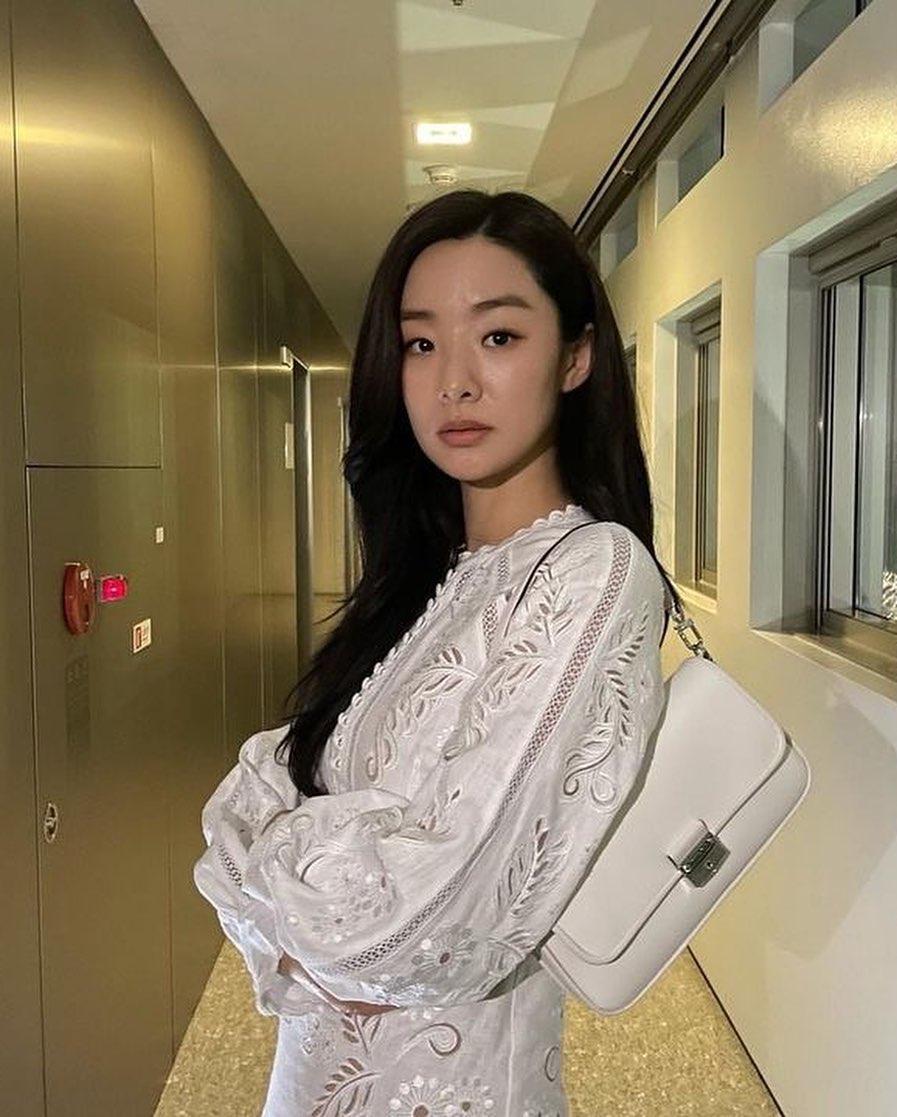배우 이정아의 세련된 동양미♥️ 이미지5