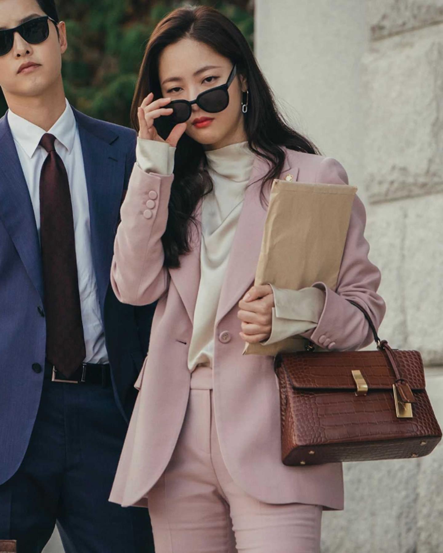아름다운 누아르😎👜전여빈 룩 이미지2