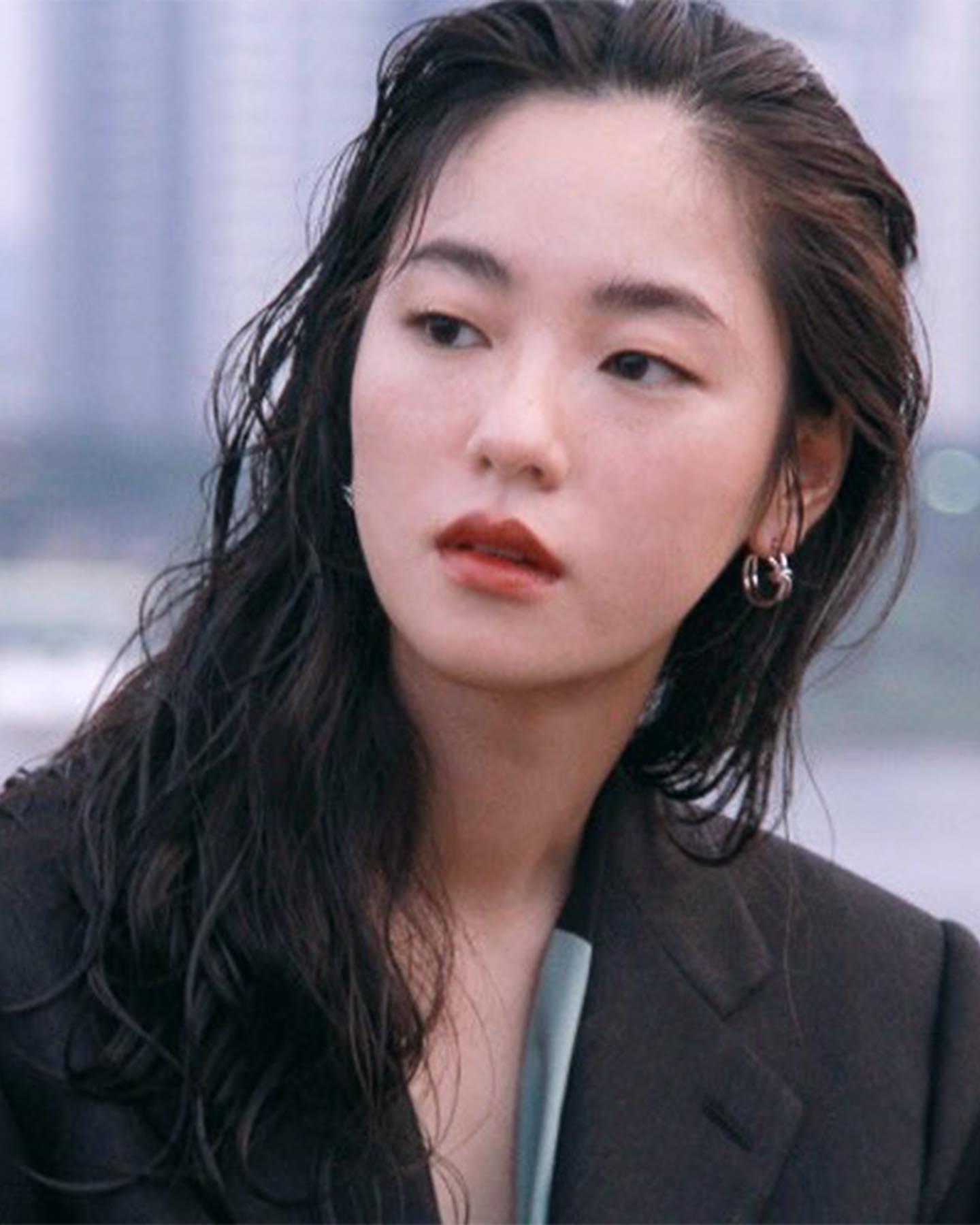 아름다운 누아르😎👜전여빈 룩 이미지3