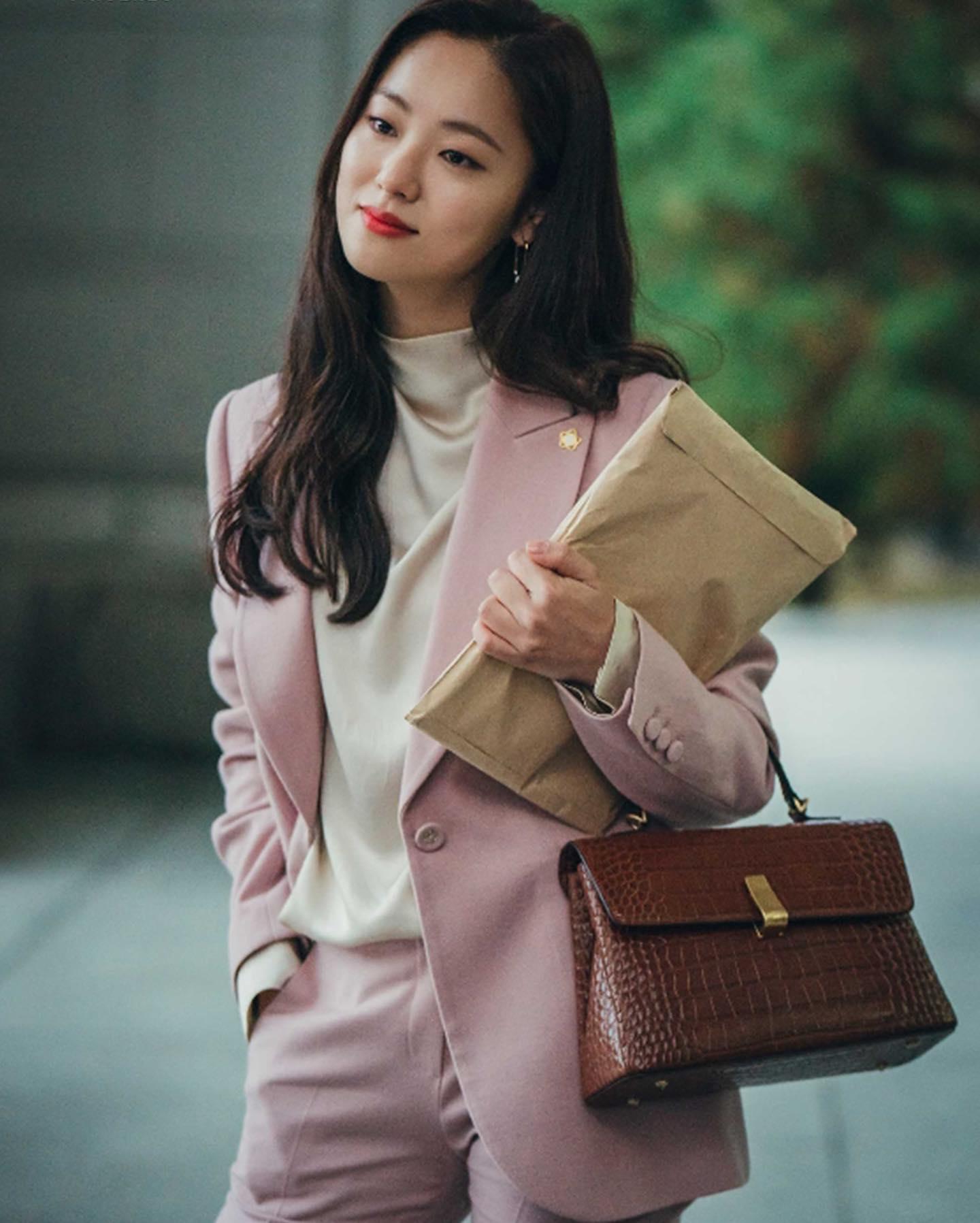 아름다운 누아르😎👜전여빈 룩 이미지8