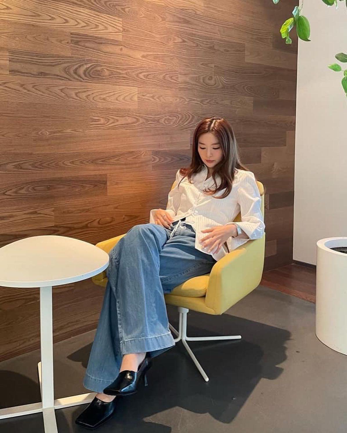 화이트 셔츠에 데님🤍+👖 이미지3