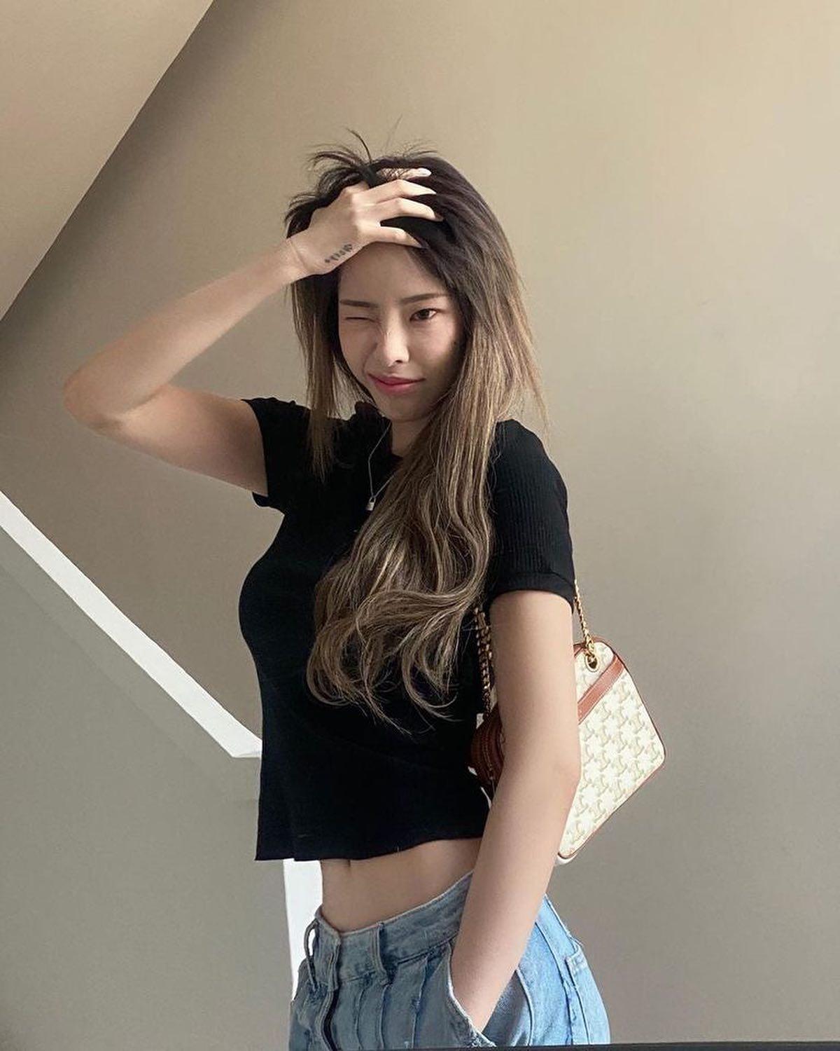 절로 눈 가는 헤이즈 패션센스💛 이미지