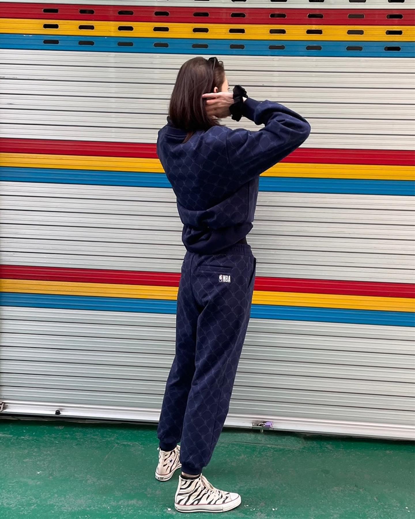 스웻셋업에 모노그램 한 스푼😋 이미지
